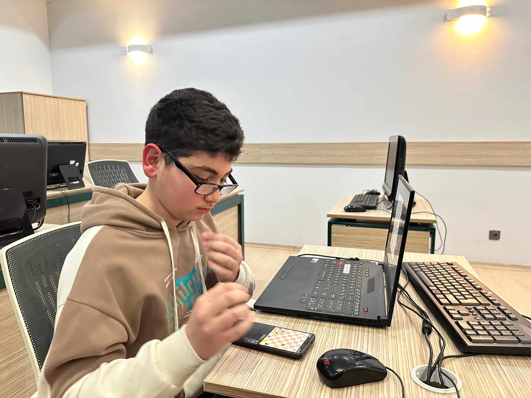 "MARNEULI CHESS CLUB" operating under the Tea House was awarded the 3rd place in the friendly chess meeting