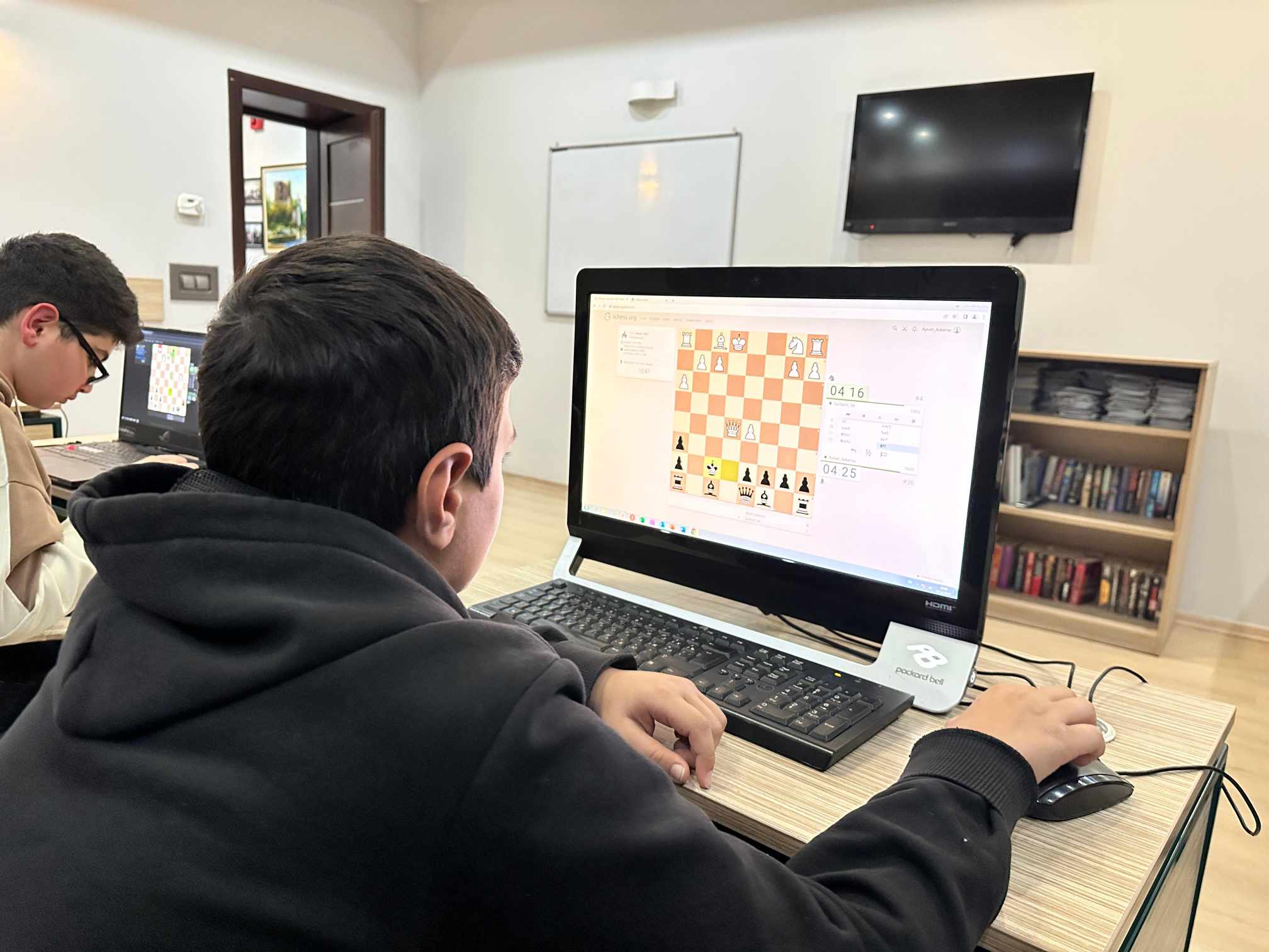 "MARNEULI CHESS CLUB" operating under the Tea House was awarded the 3rd place in the friendly chess meeting