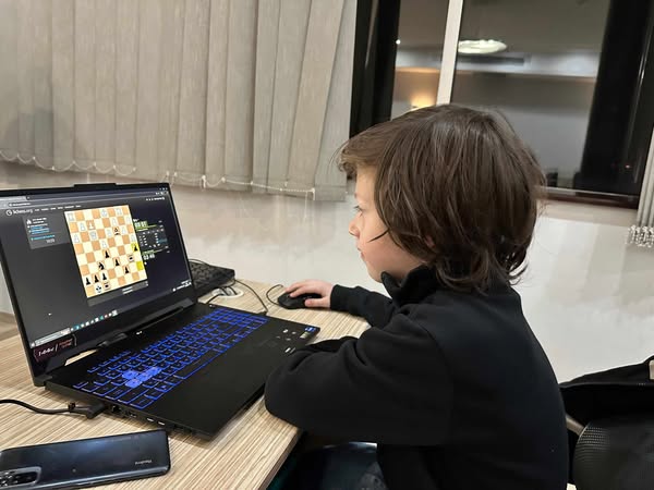 "MARNEULI CHESS CLUB" operating under the Tea House was awarded the 3rd place in the friendly chess meeting