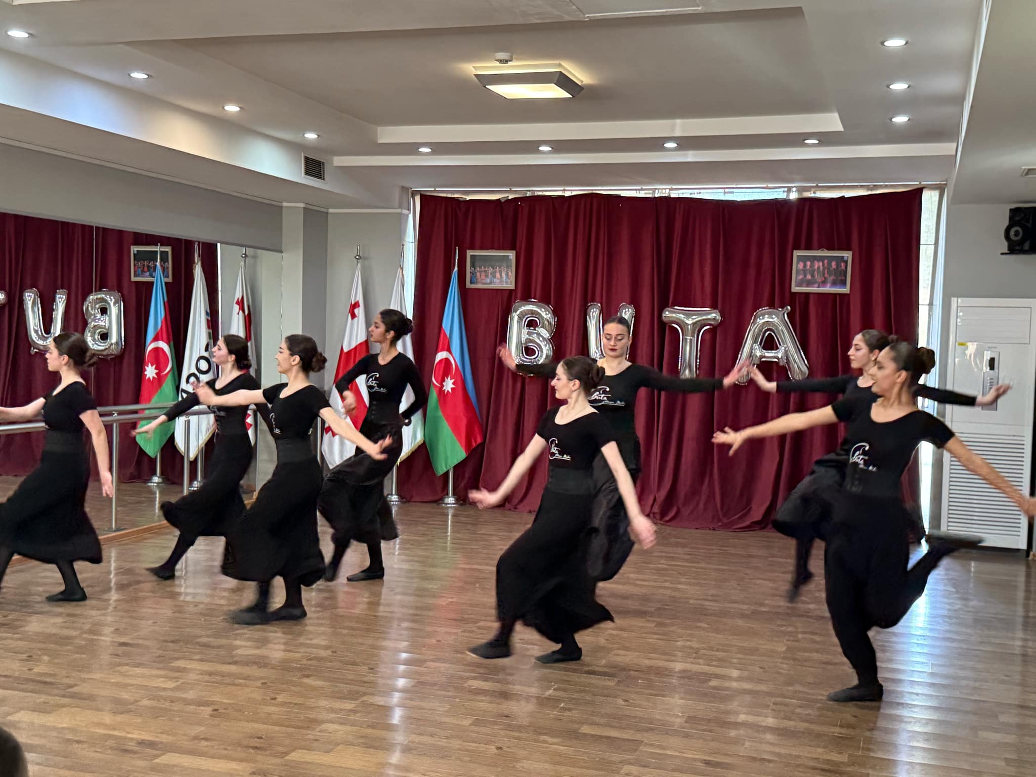 The traditional report concert of the dance group for parents took place at the Tea House