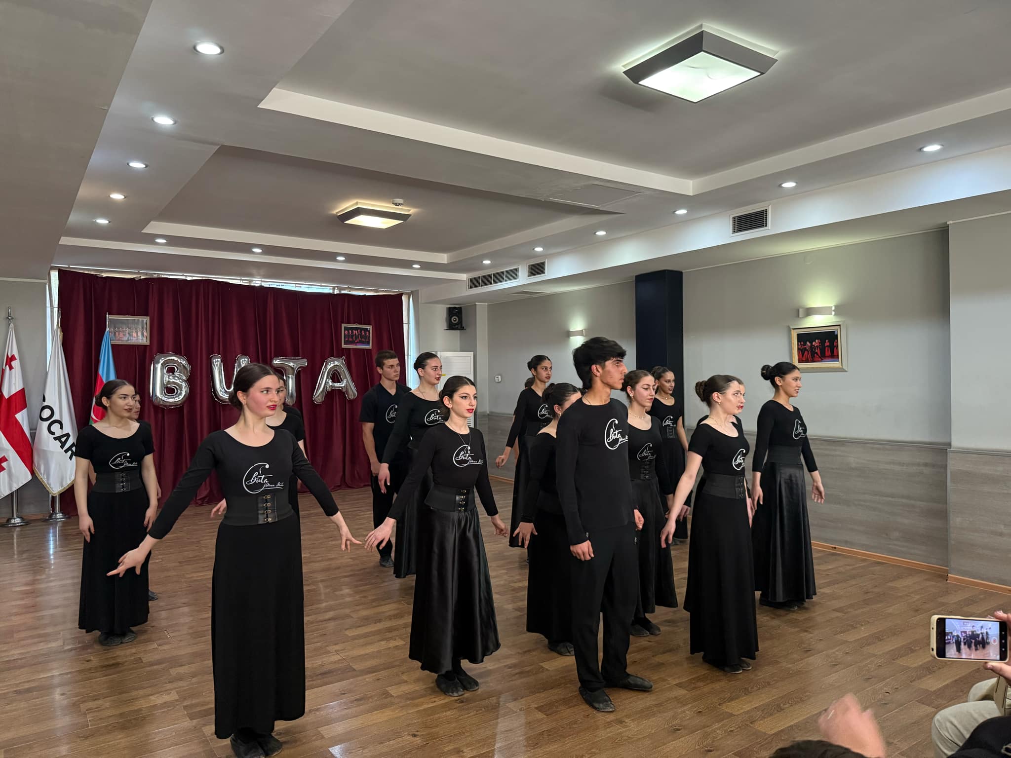 The traditional report concert of the dance group for parents took place at the Tea House