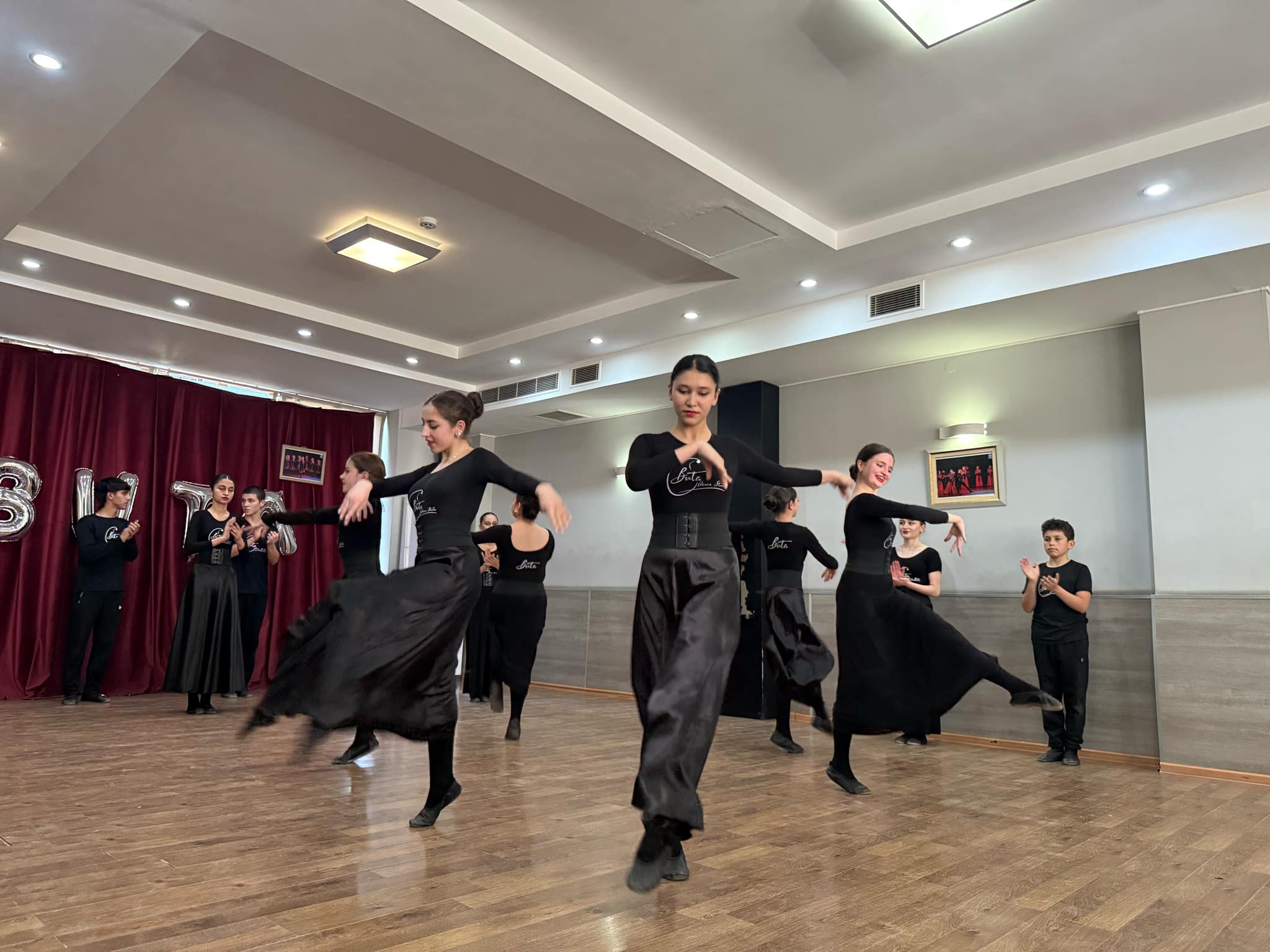 The traditional report concert of the dance group for parents took place at the Tea House