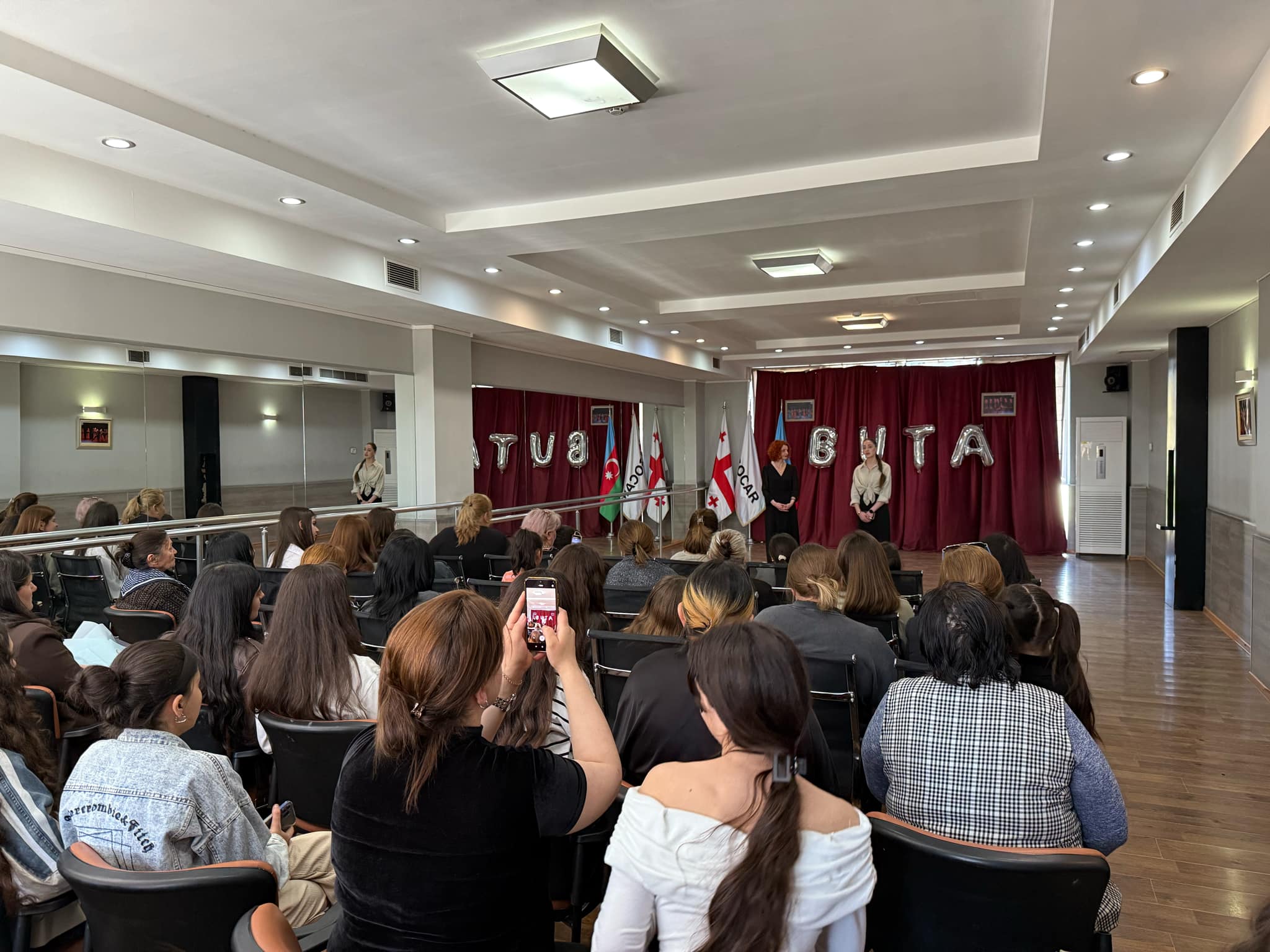 The traditional report concert of the dance group for parents took place at the Tea House
