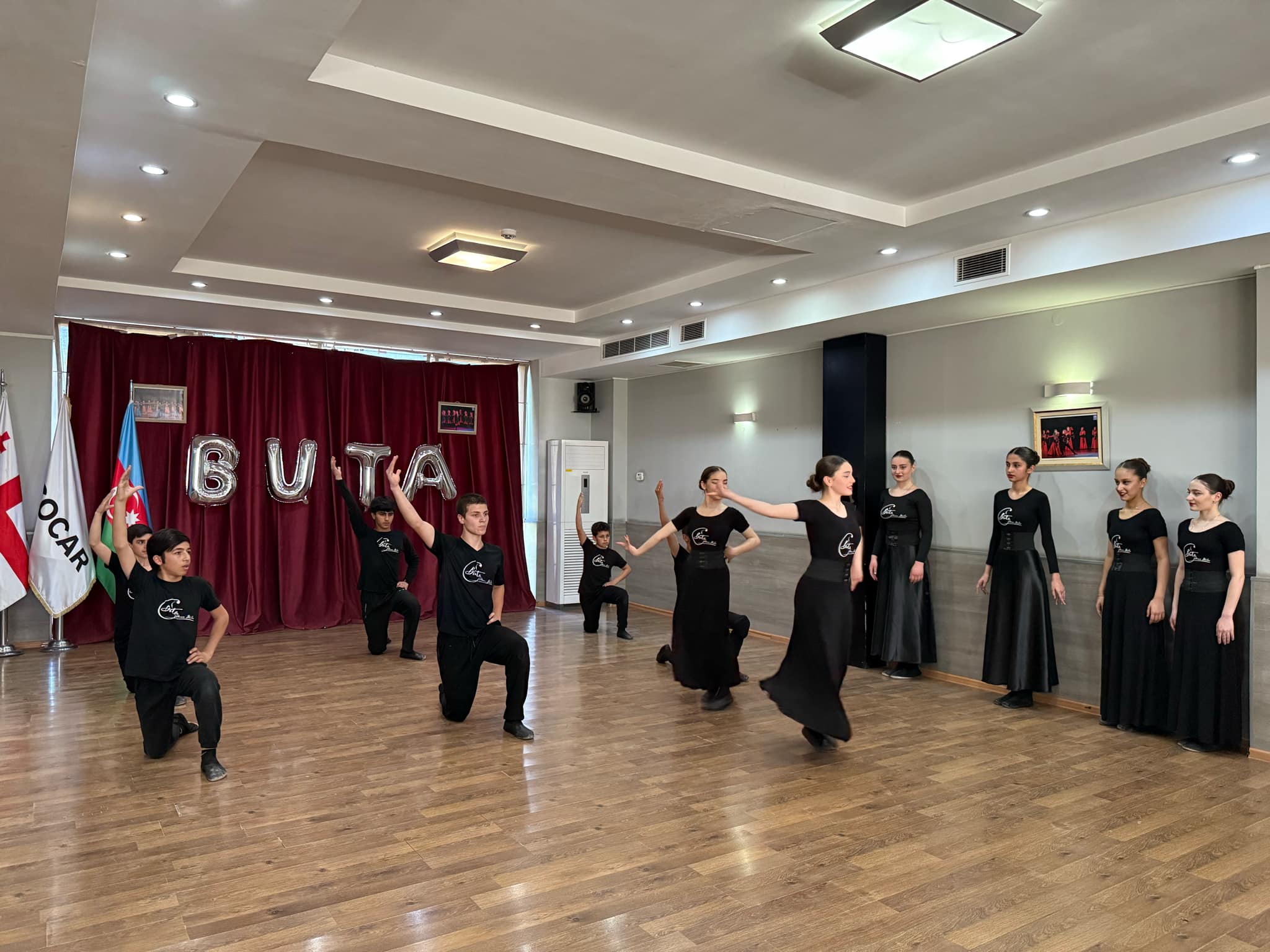 The traditional report concert of the dance group for parents took place at the Tea House