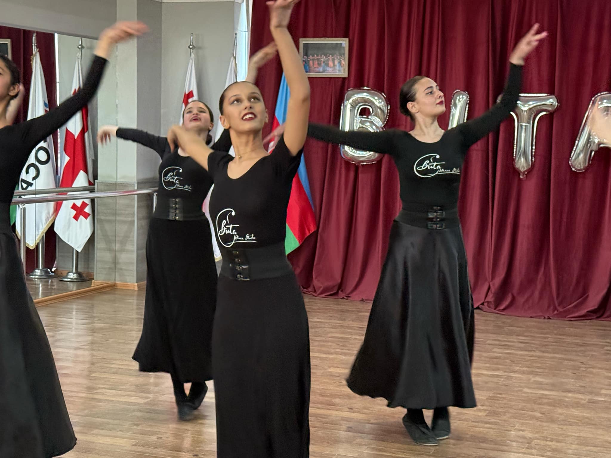 The traditional report concert of the dance group for parents took place at the Tea House