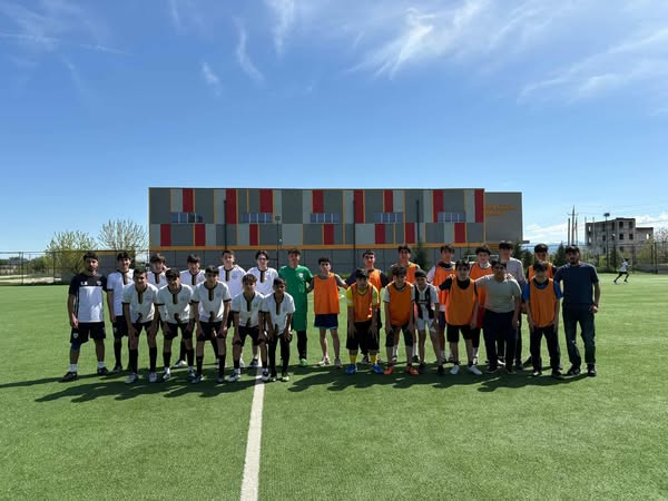 A friendly match between the amateur football club "Olimp" and the amateur football club "Yukhari Saral" was held for juniors.