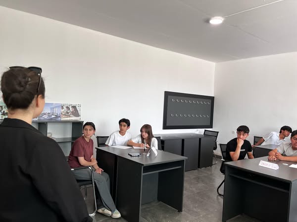 A quiz was held among members of the English language course at the "Saral Development and Education Center"
