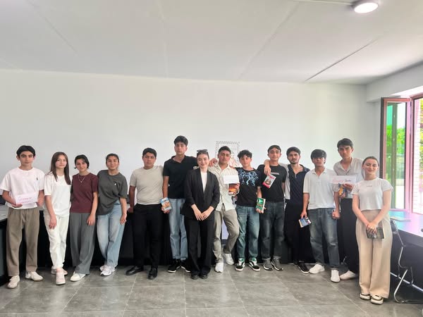 A quiz was held among members of the English language course at the "Saral Development and Education Center"