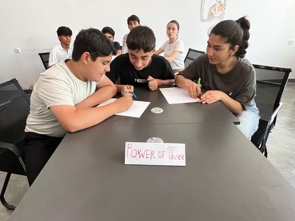 A quiz was held among members of the English language course at the "Saral Development and Education Center"