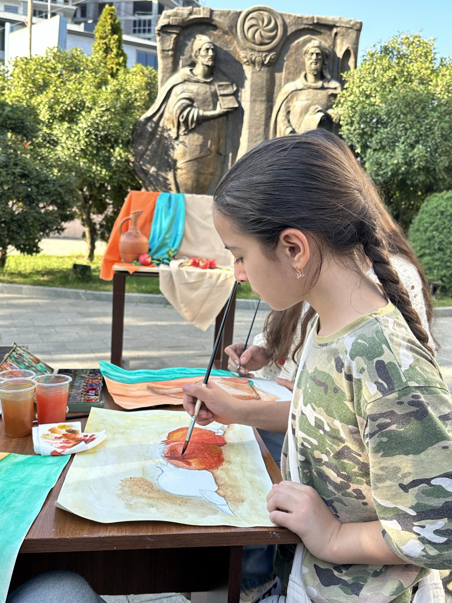 An open-air master class was held for members of the drawing course at the Tea House