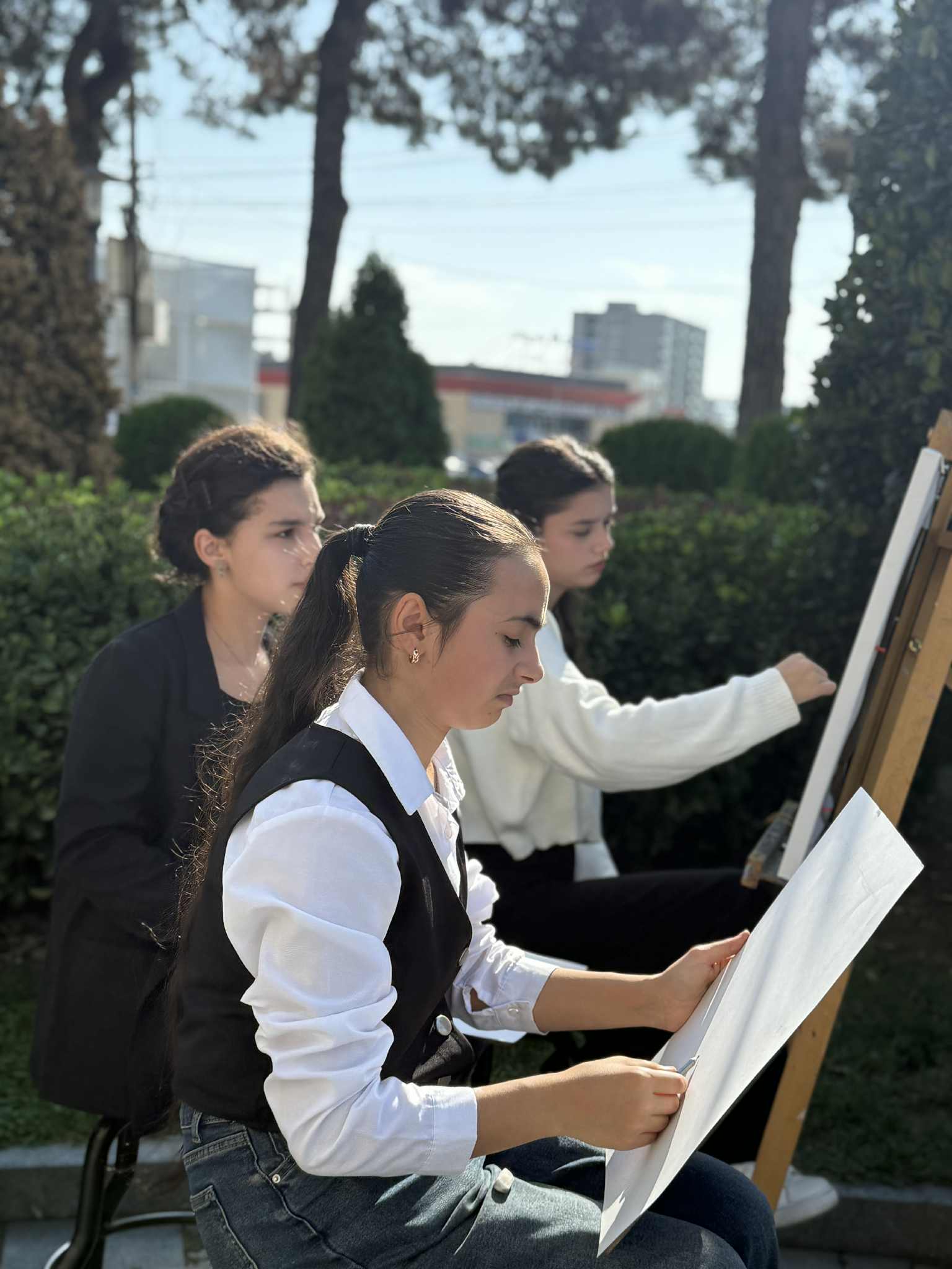 An open-air master class was held for members of the drawing course at the Tea House