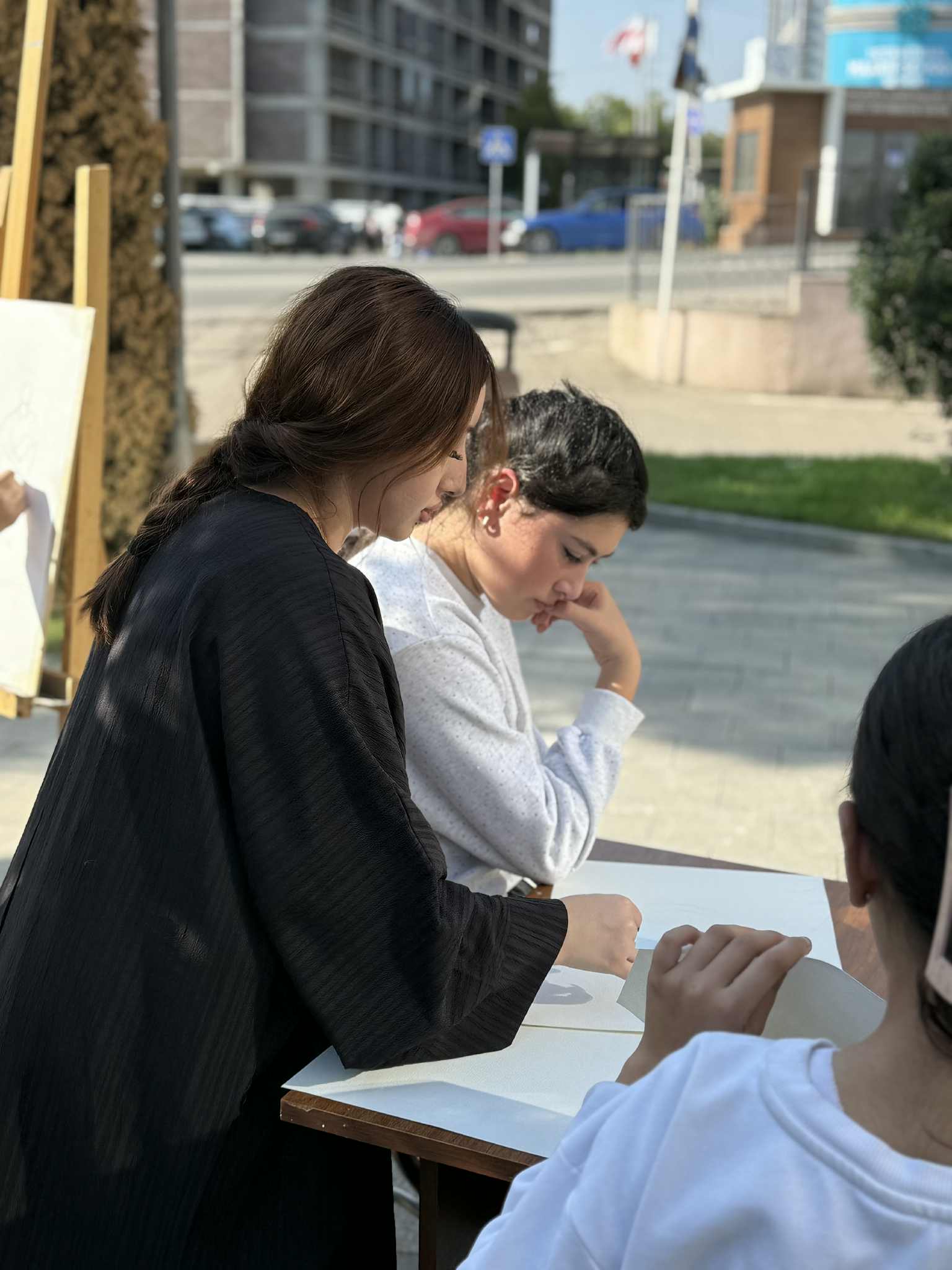 An open-air master class was held for members of the drawing course at the Tea House