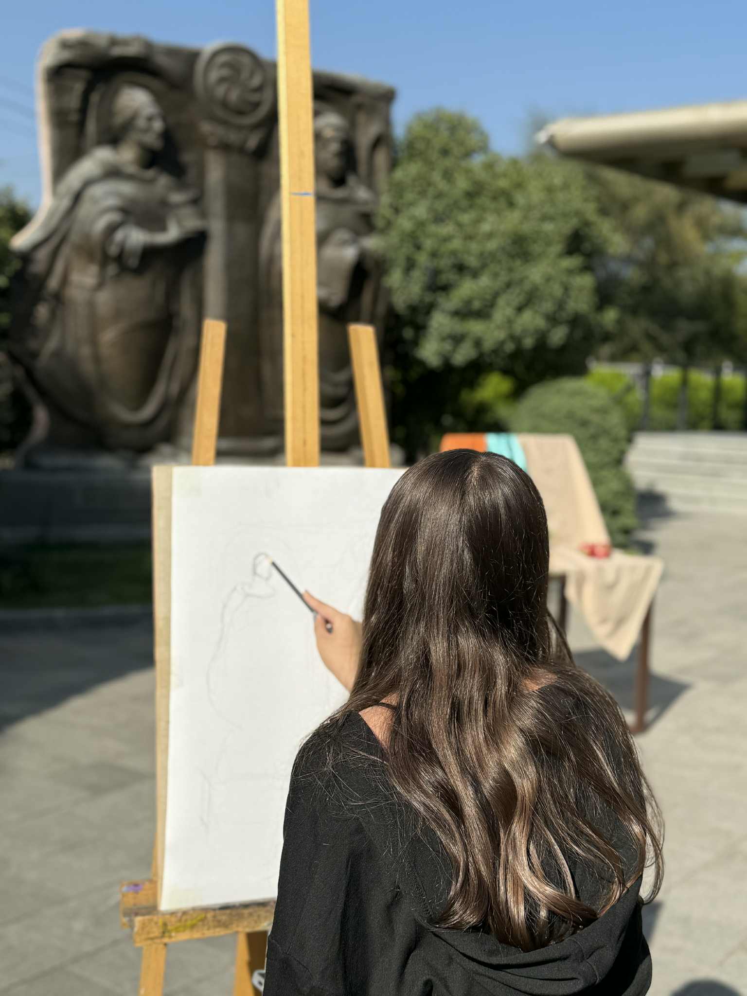An open-air master class was held for members of the drawing course at the Tea House