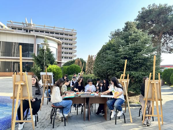 An open-air master class was held for members of the drawing course at the Tea House