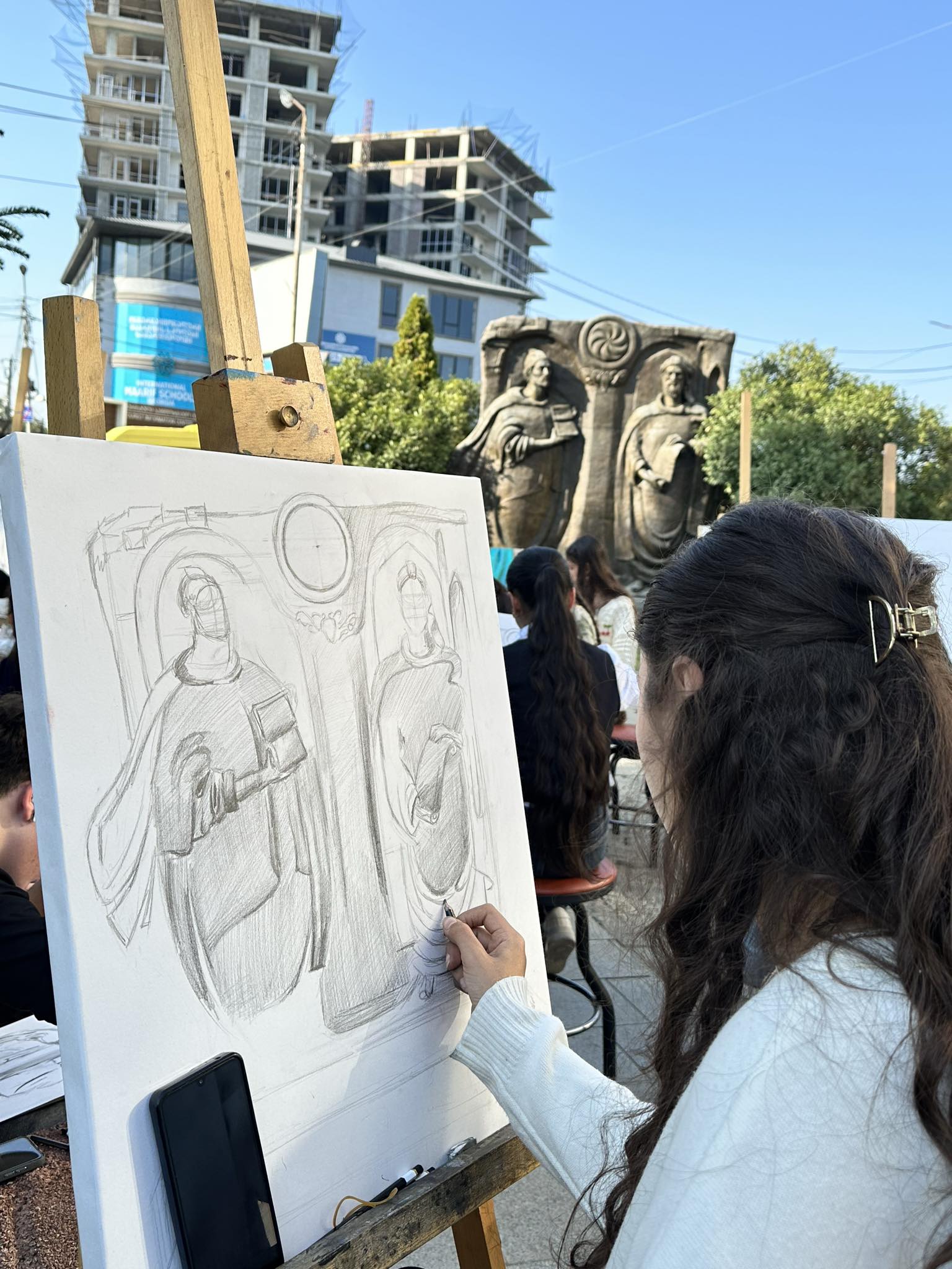 An open-air master class was held for members of the drawing course at the Tea House