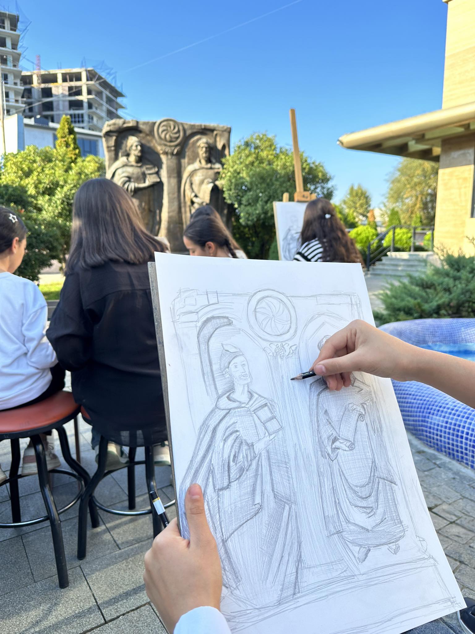 An open-air master class was held for members of the drawing course at the Tea House