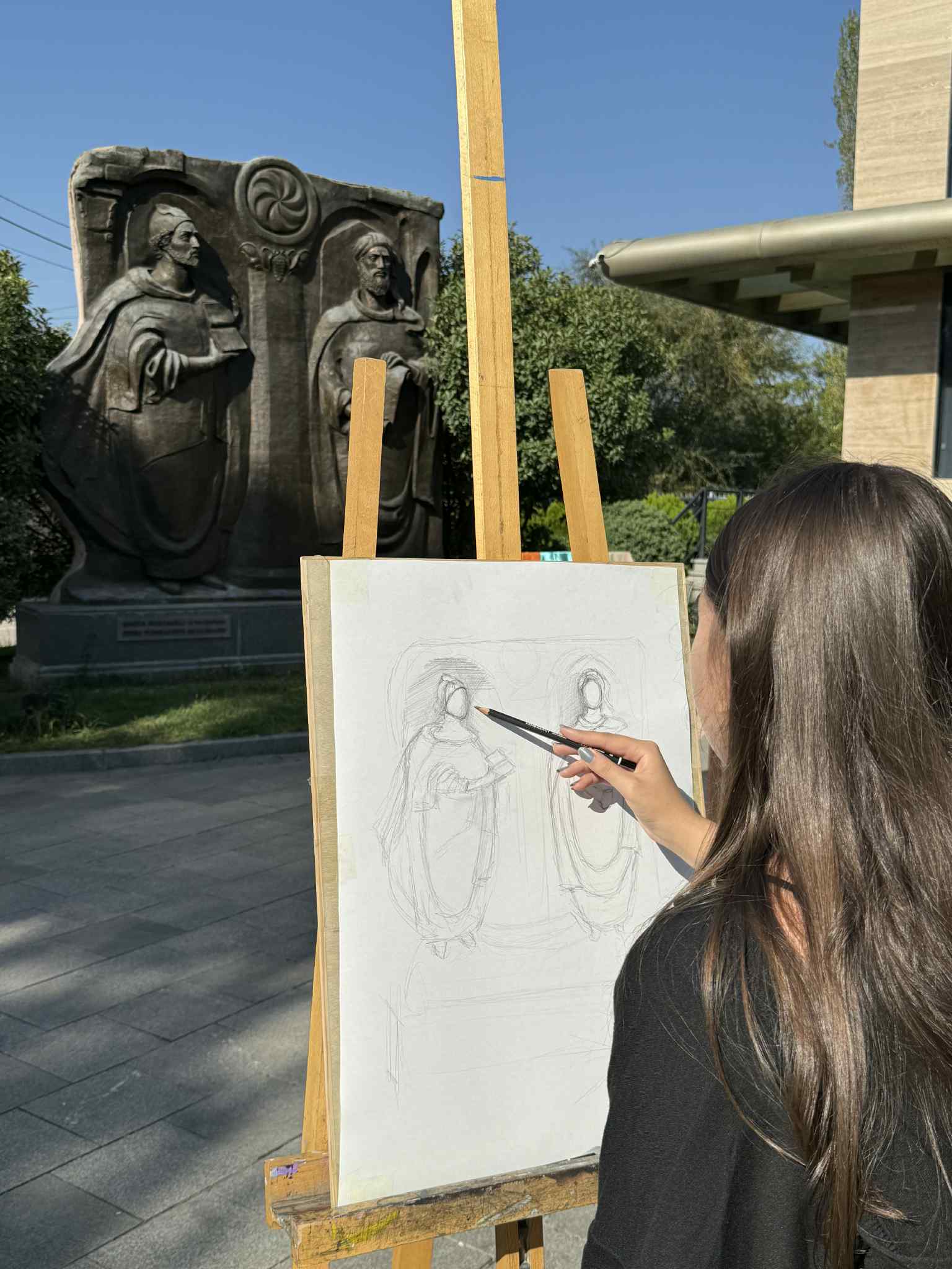 An open-air master class was held for members of the drawing course at the Tea House