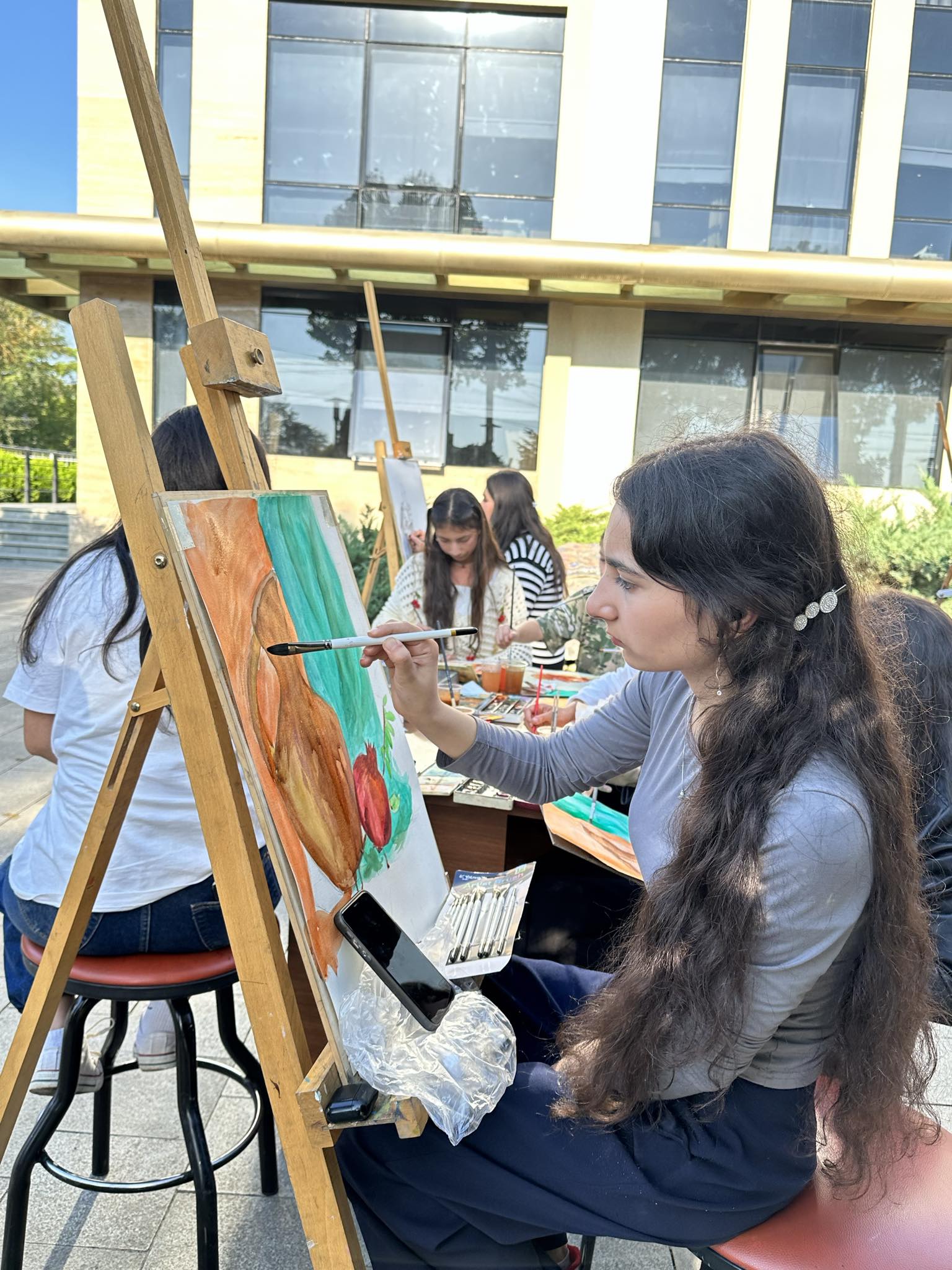 An open-air master class was held for members of the drawing course at the Tea House