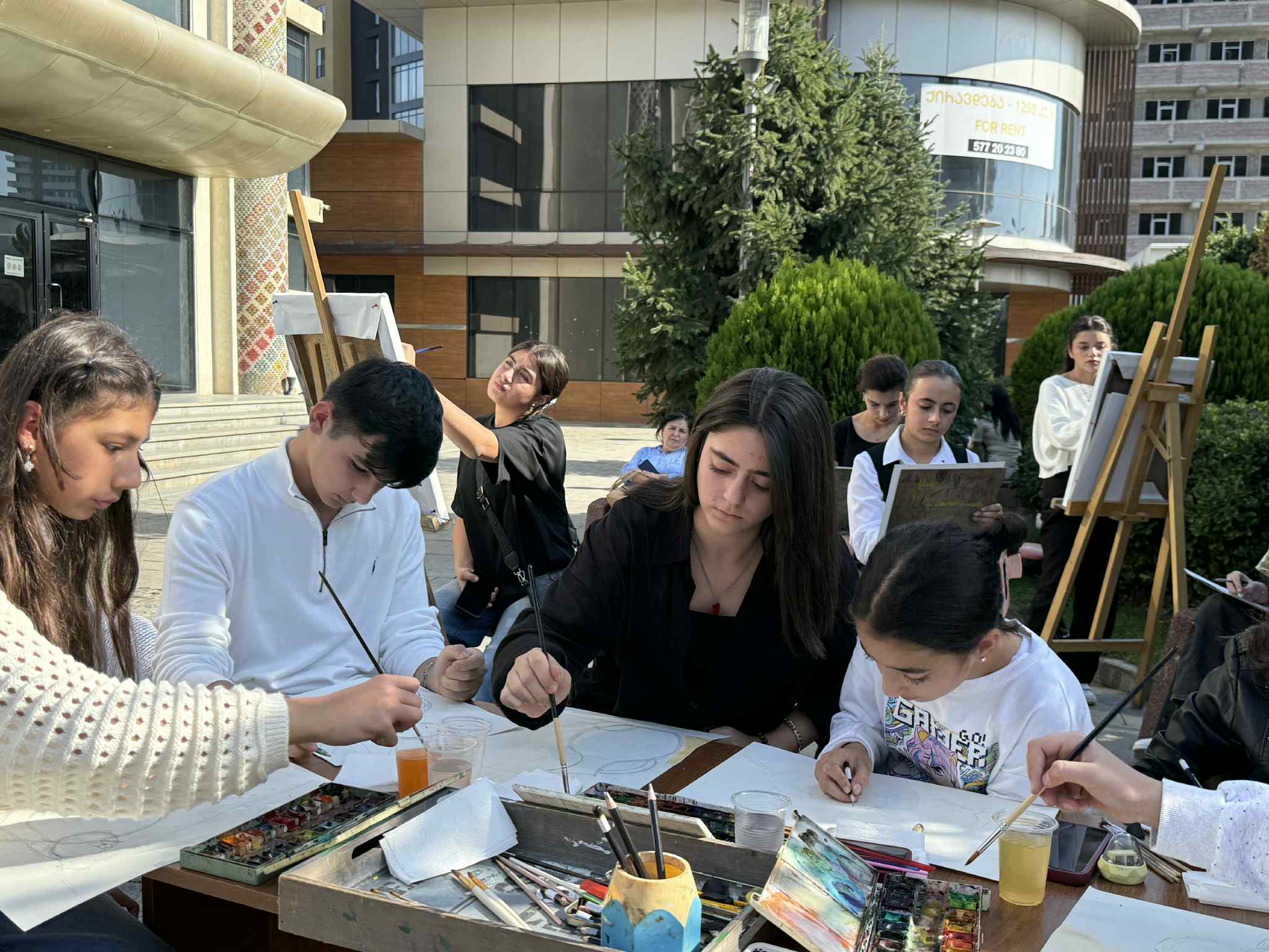 An open-air master class was held for members of the drawing course at the Tea House