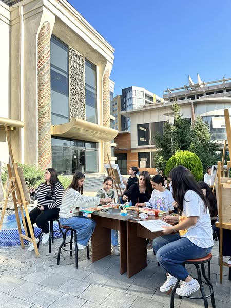 An open-air master class was held for members of the drawing course at the Tea House