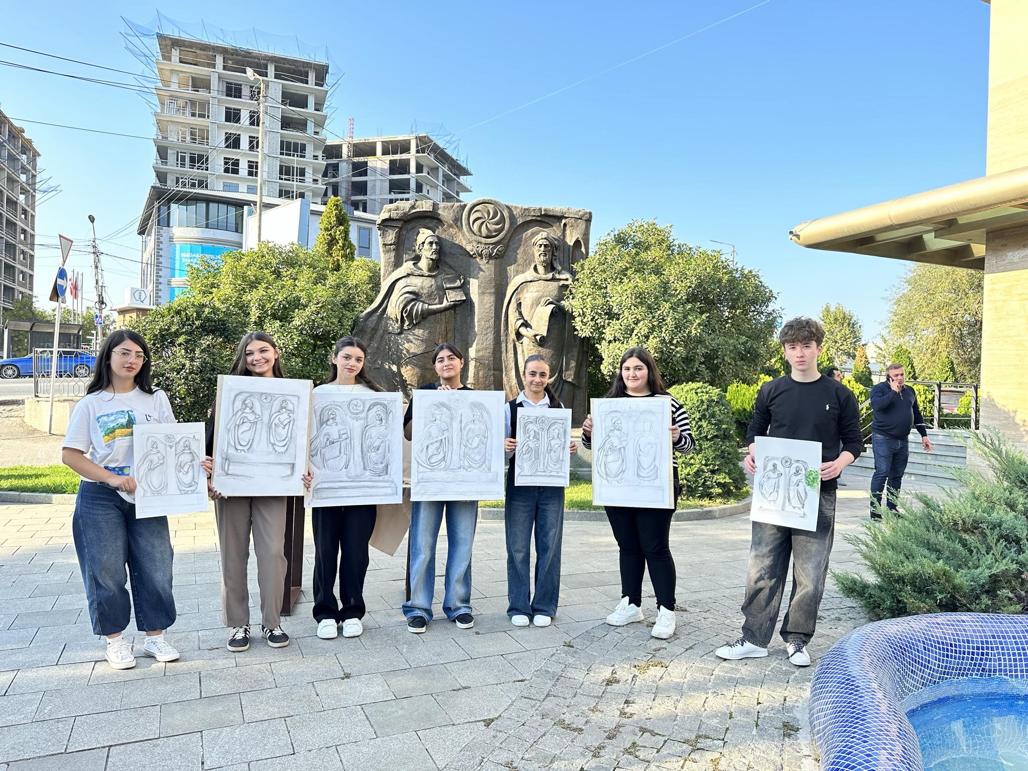 An open-air master class was held for members of the drawing course at the Tea House