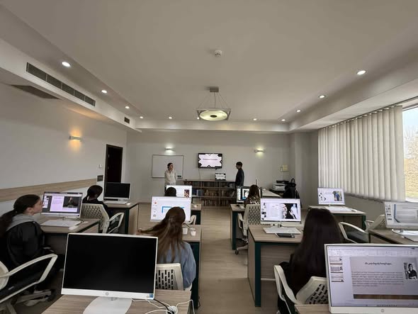 Computer course presentations at Tea House