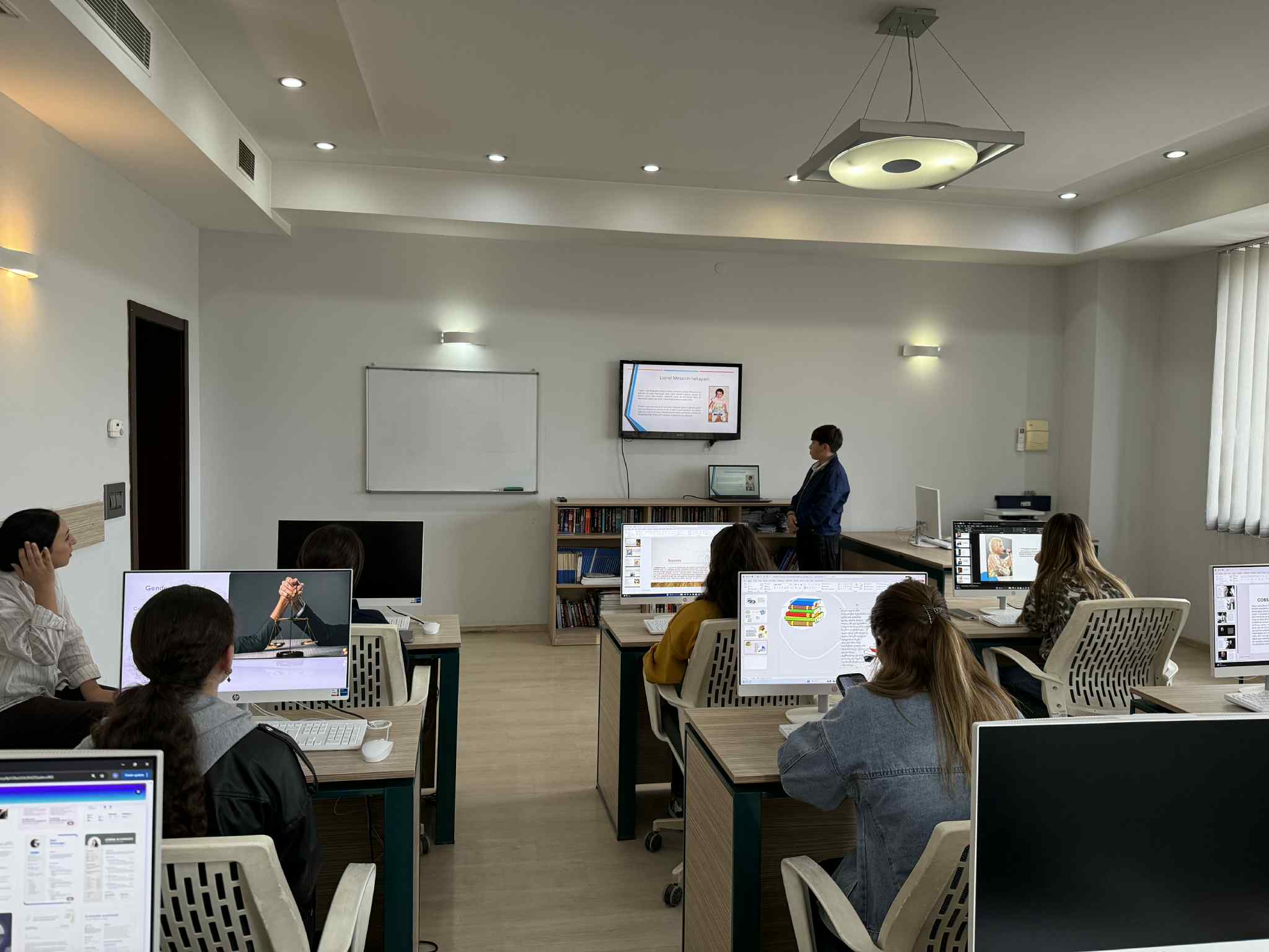 Computer course presentations at Tea House