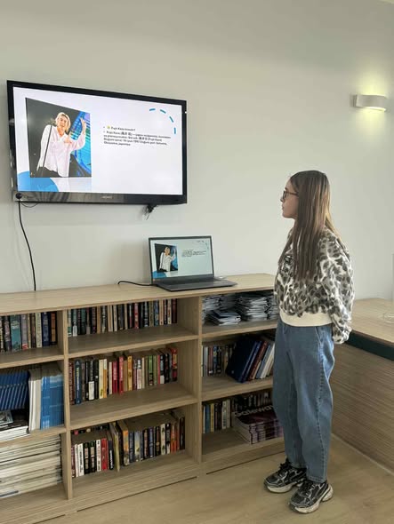 Computer course presentations at Tea House