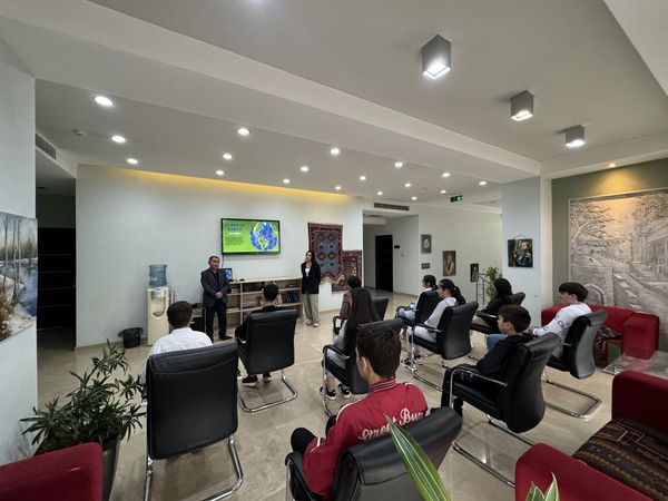 Presentations by computer course members at the Tea House