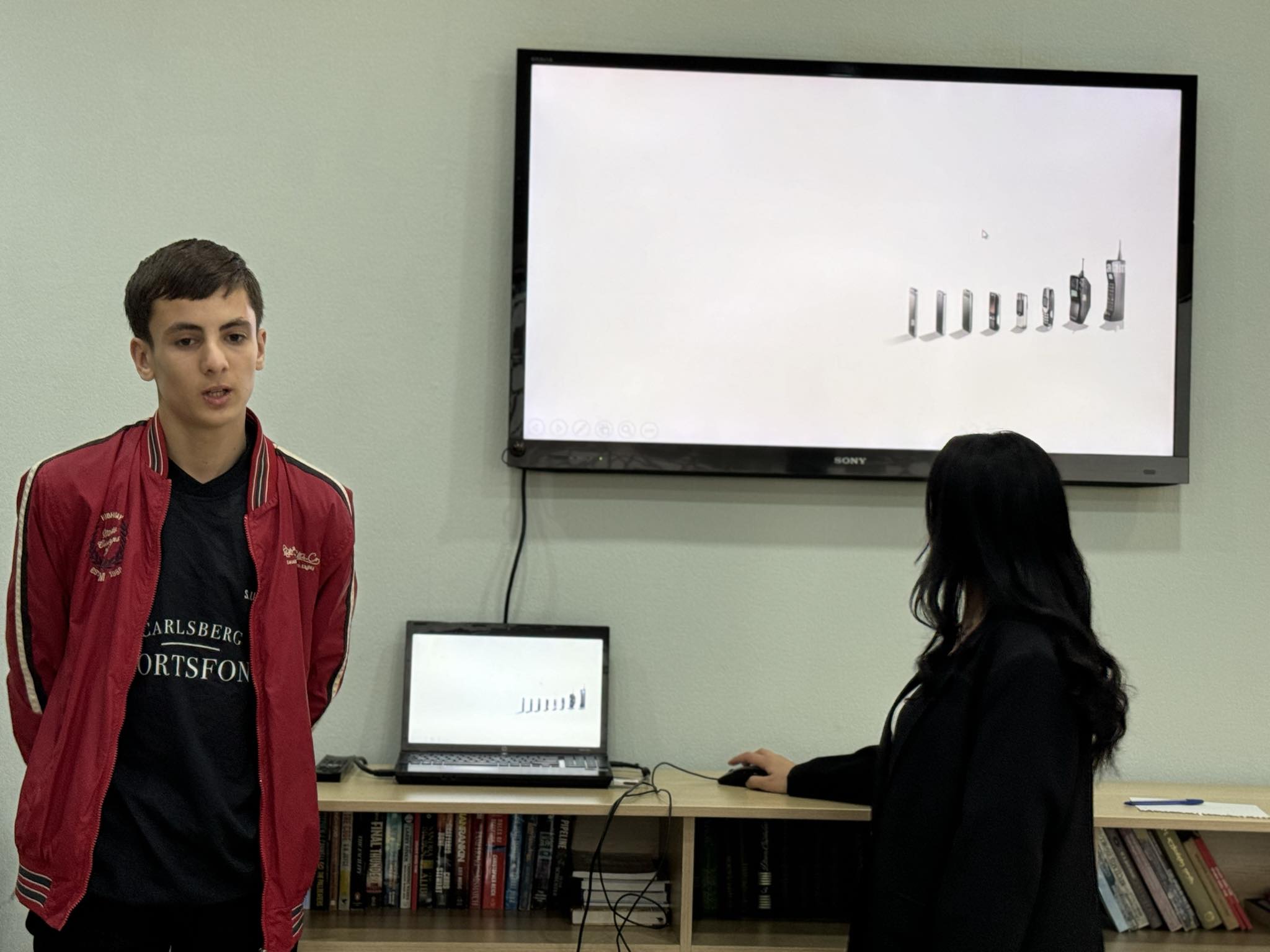 Presentations by computer course members at the Tea House