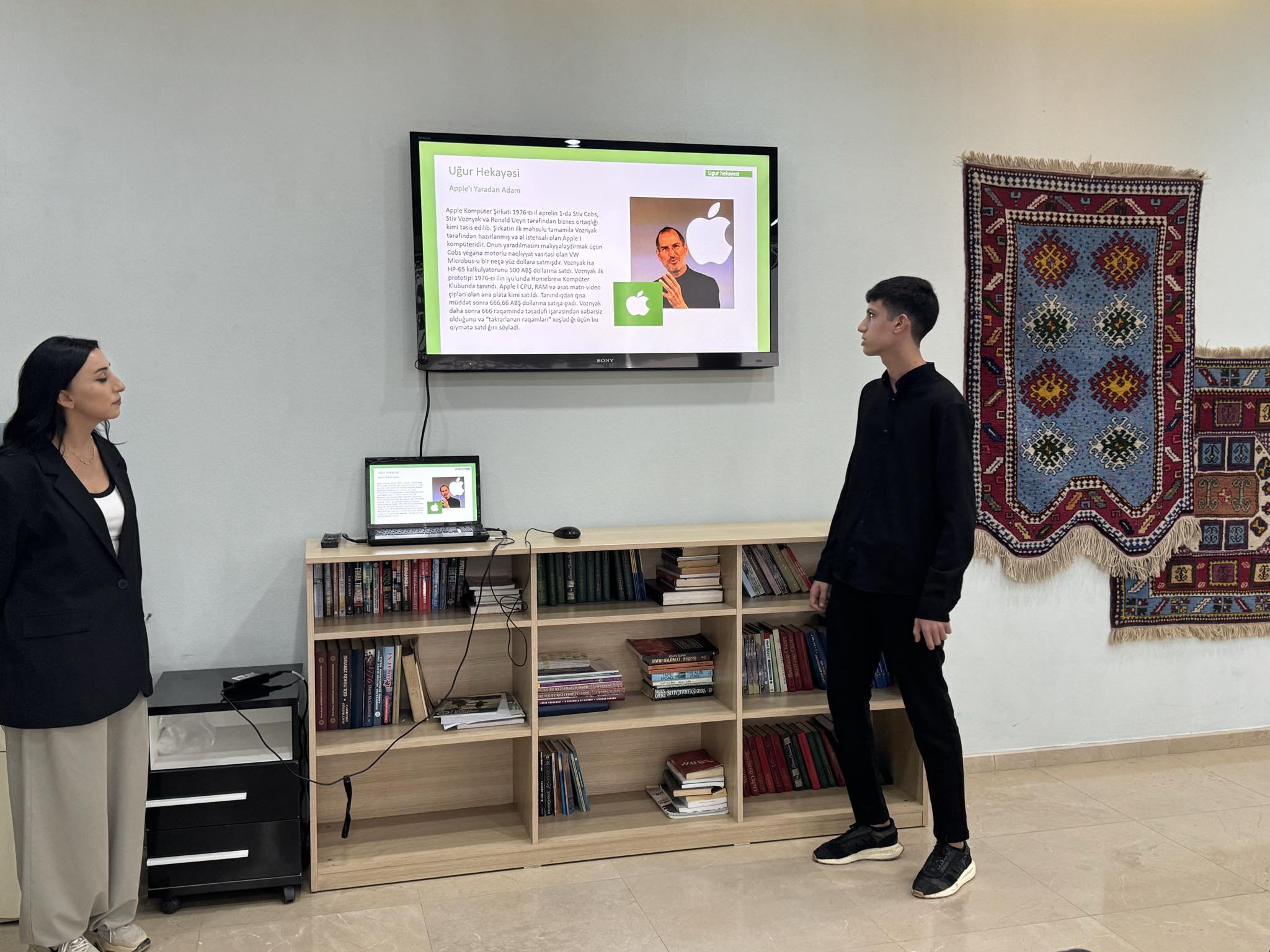 Presentations by computer course members at the Tea House