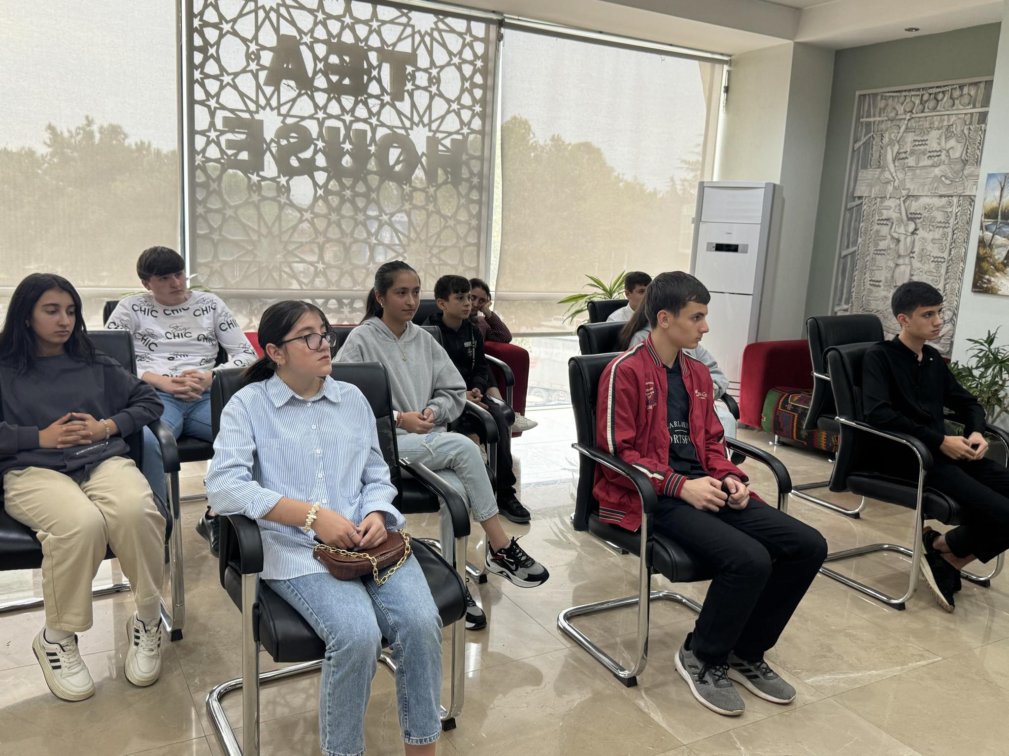 Presentations by computer course members at the Tea House