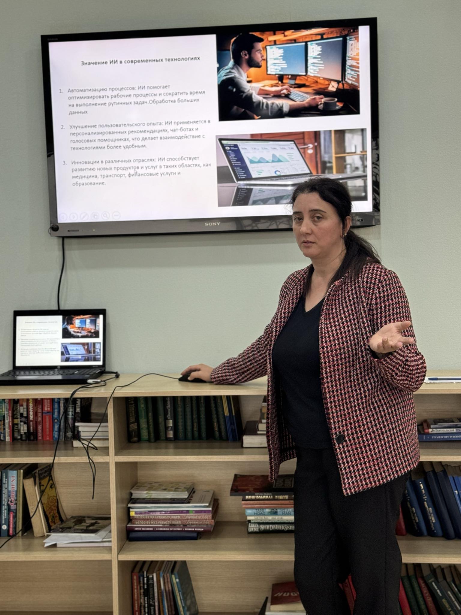 Presentations by computer course members at the Tea House