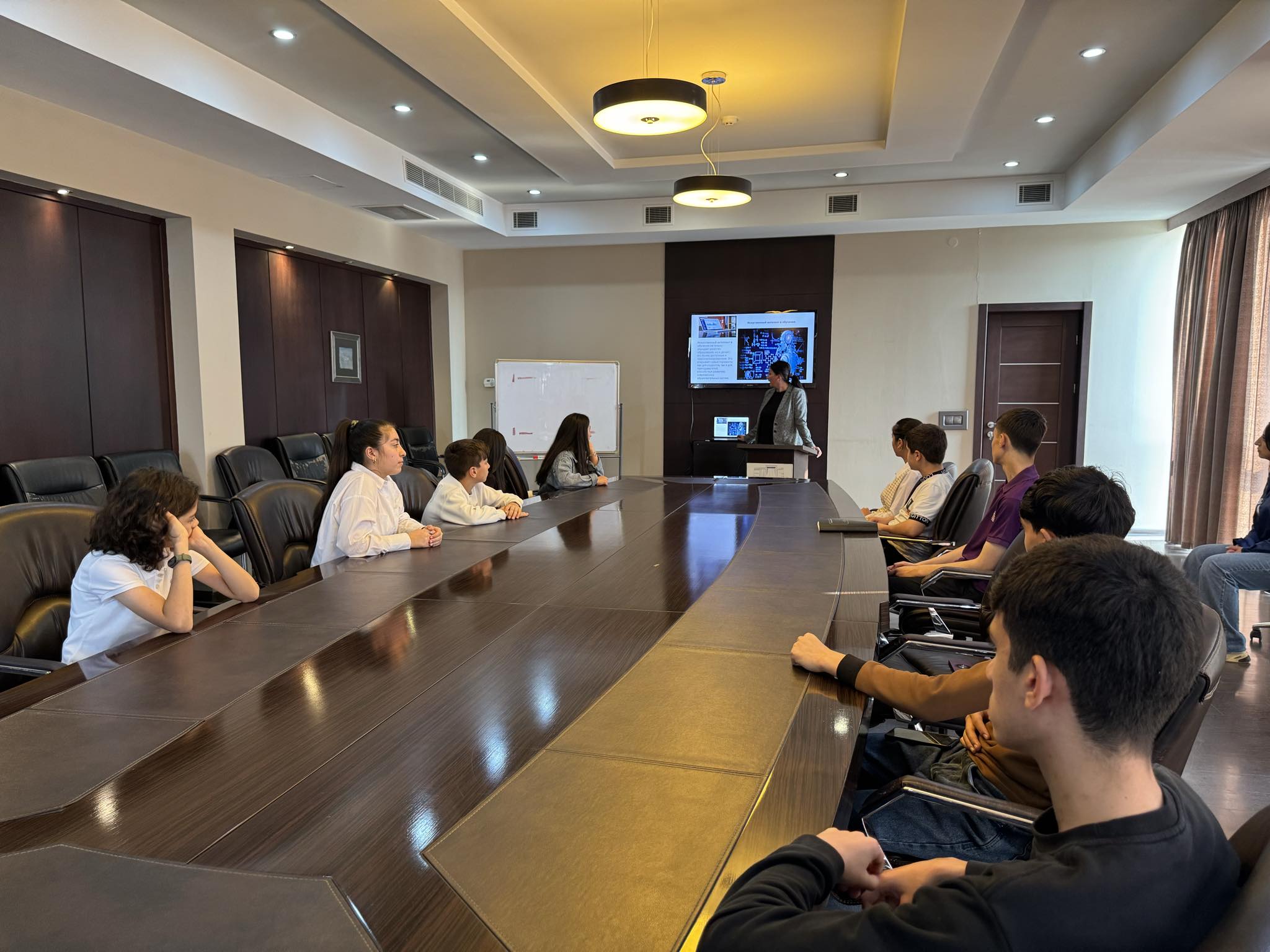 Free topic presentations by computer course members at Tea House was organized