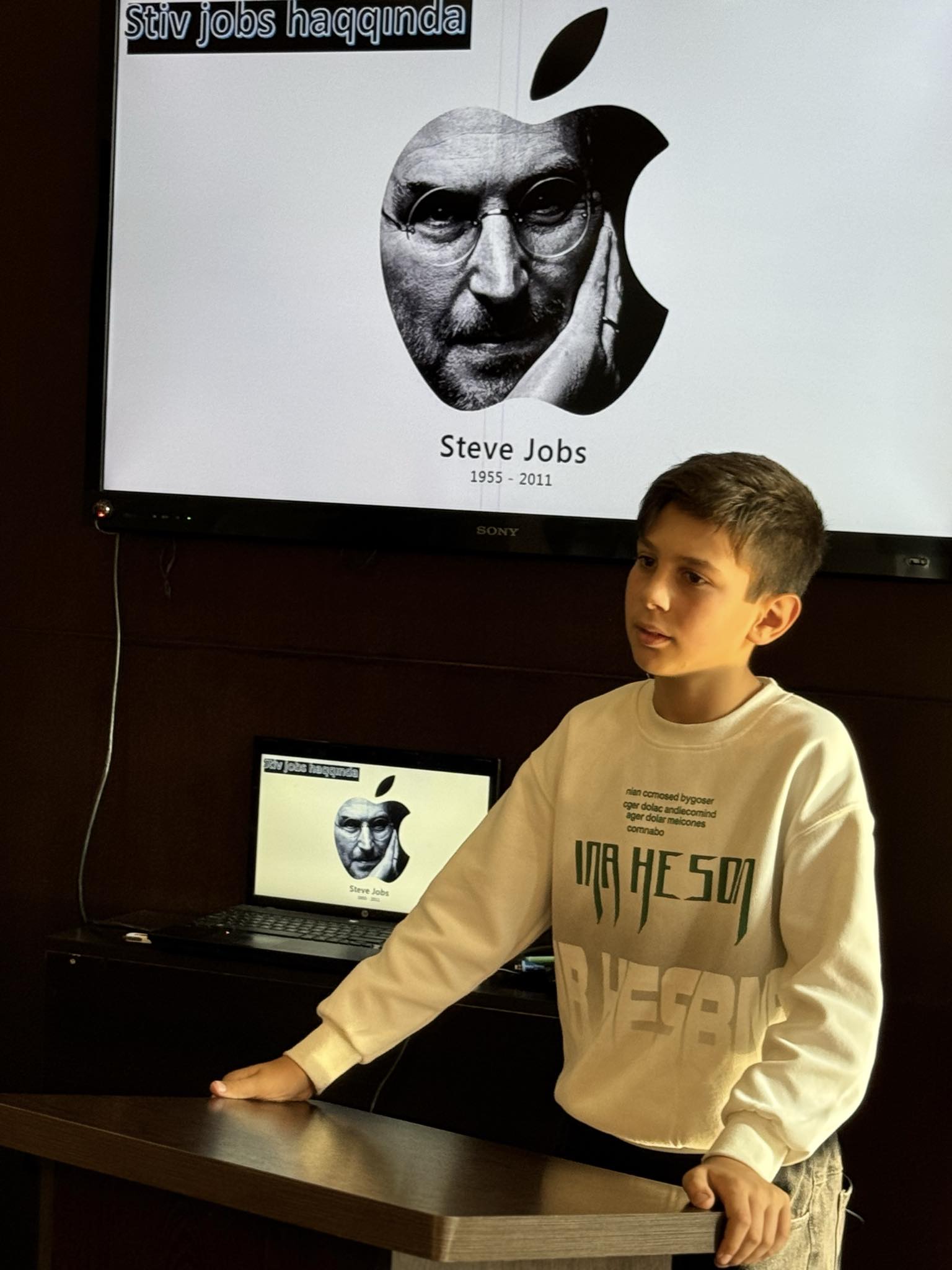 Free topic presentations by computer course members at Tea House was organized