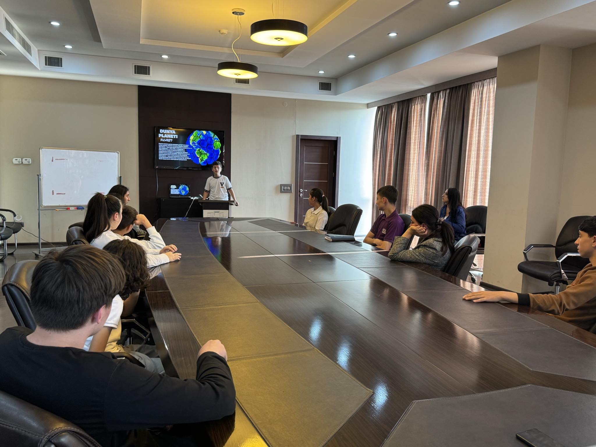 Free topic presentations by computer course members at Tea House was organized