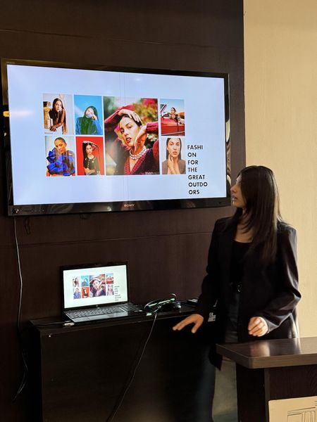 Free topic presentations by computer course members at Tea House was organized