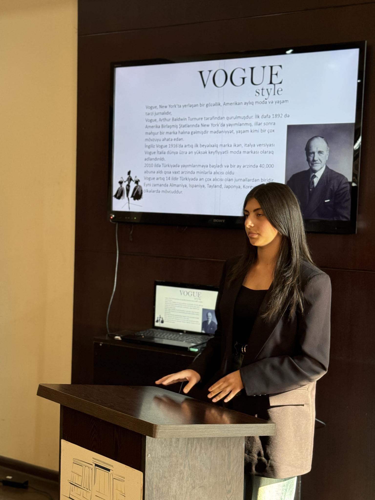 Free topic presentations by computer course members at Tea House was organized