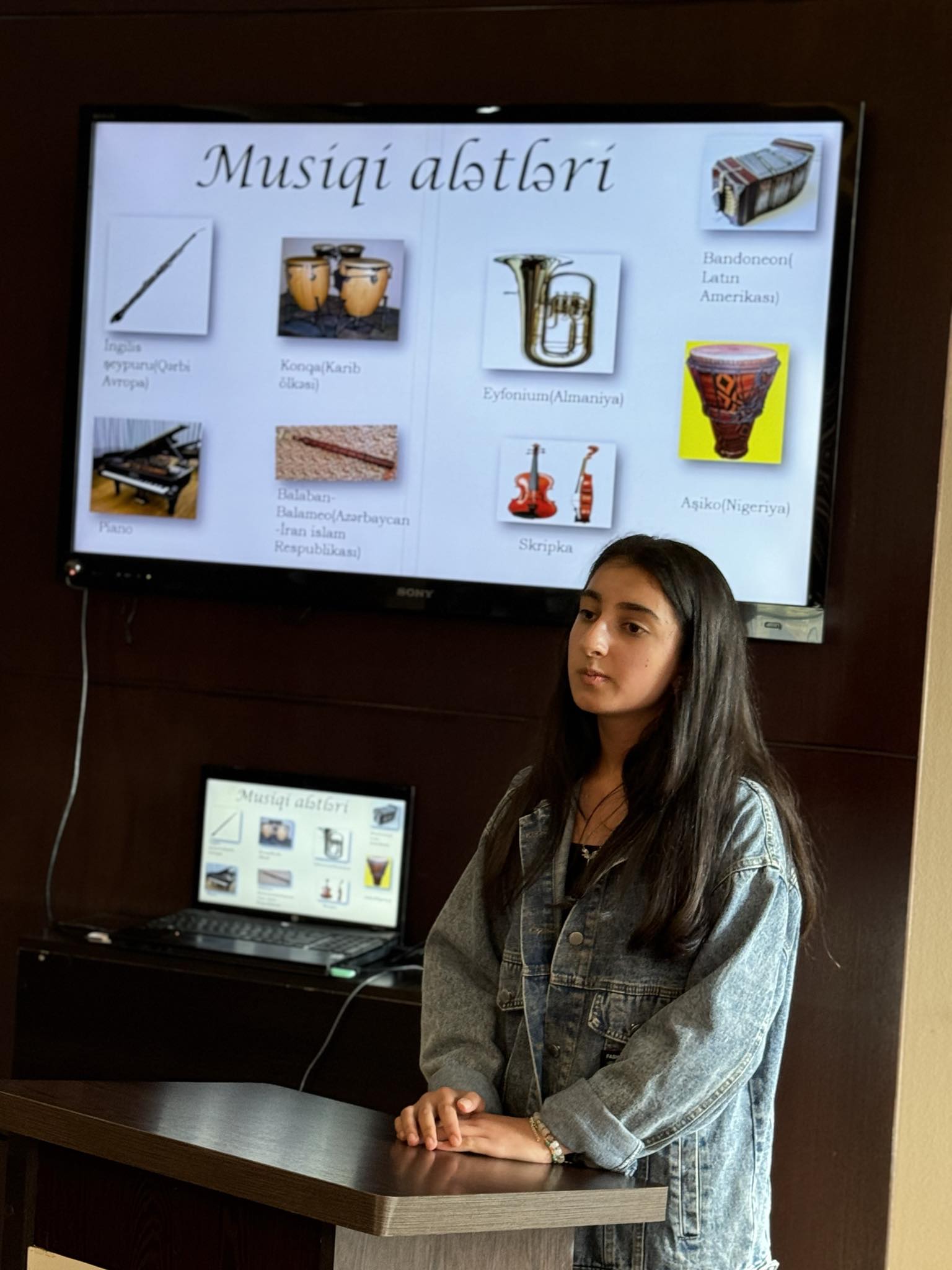Free topic presentations by computer course members at Tea House was organized