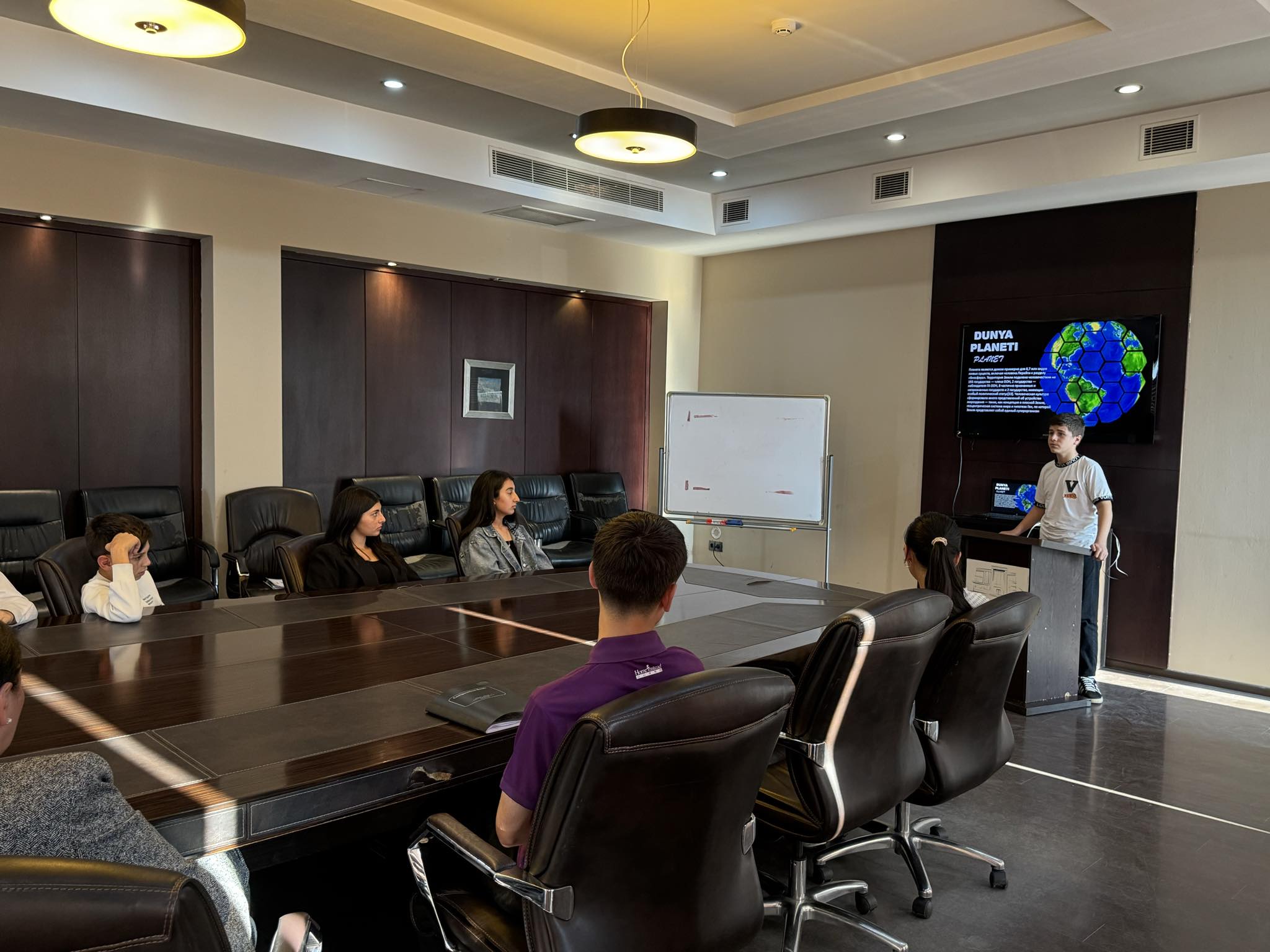 Free topic presentations by computer course members at Tea House was organized