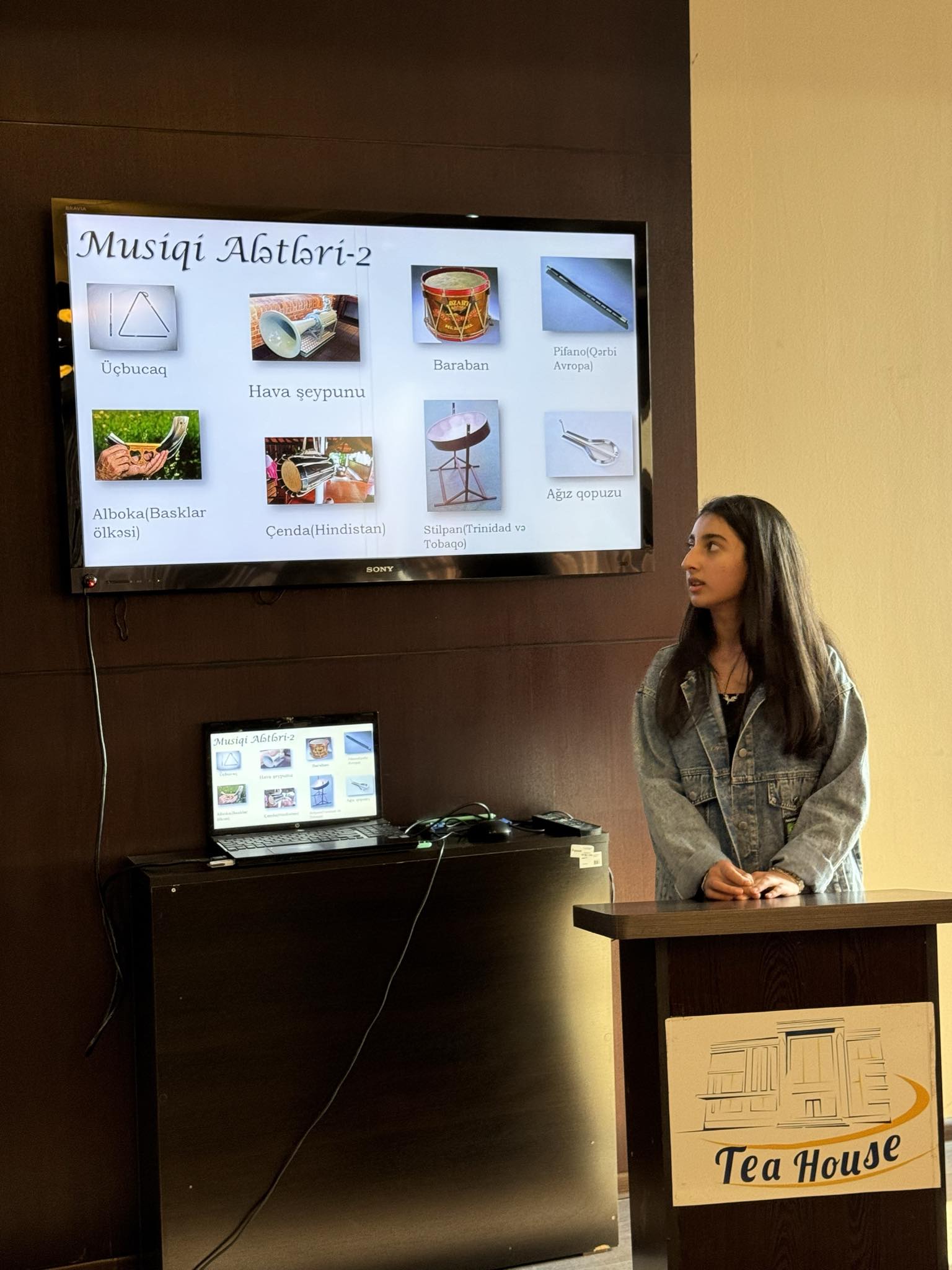 Free topic presentations by computer course members at Tea House was organized