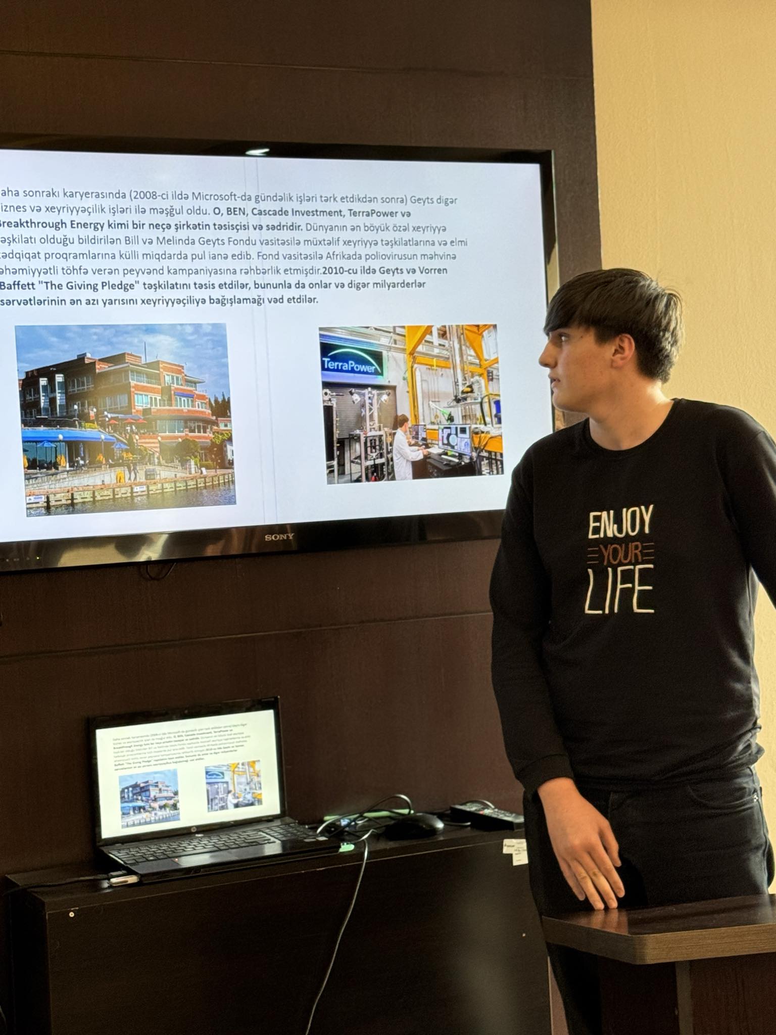 Free topic presentations by computer course members at Tea House was organized