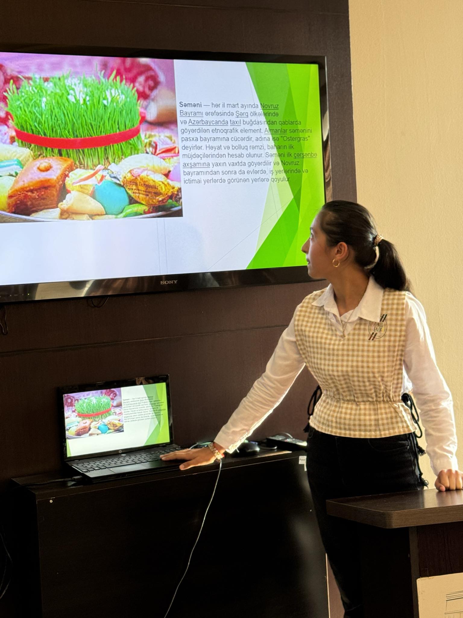 Free topic presentations by computer course members at Tea House was organized