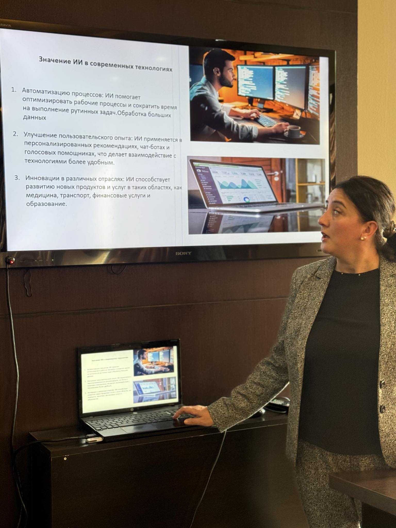 Free topic presentations by computer course members at Tea House was organized