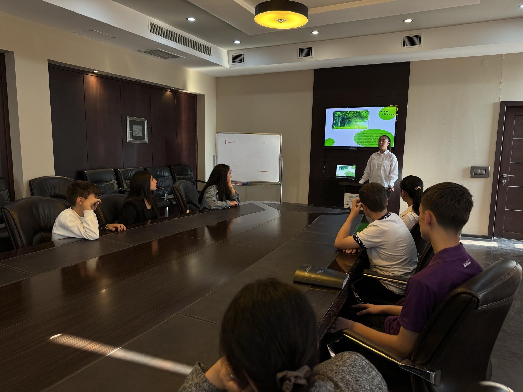 Free topic presentations by computer course members at Tea House was organized