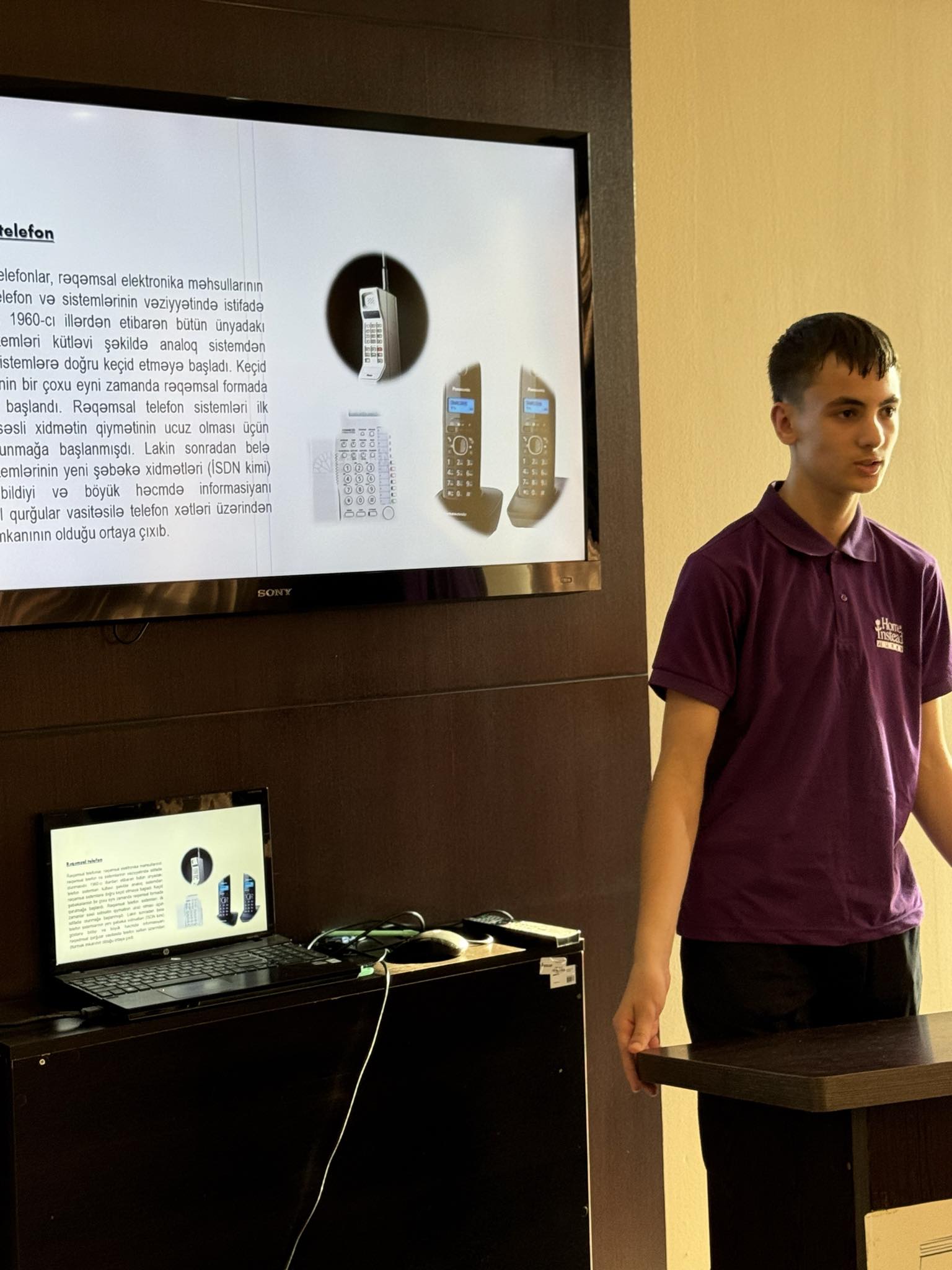 Free topic presentations by computer course members at Tea House was organized