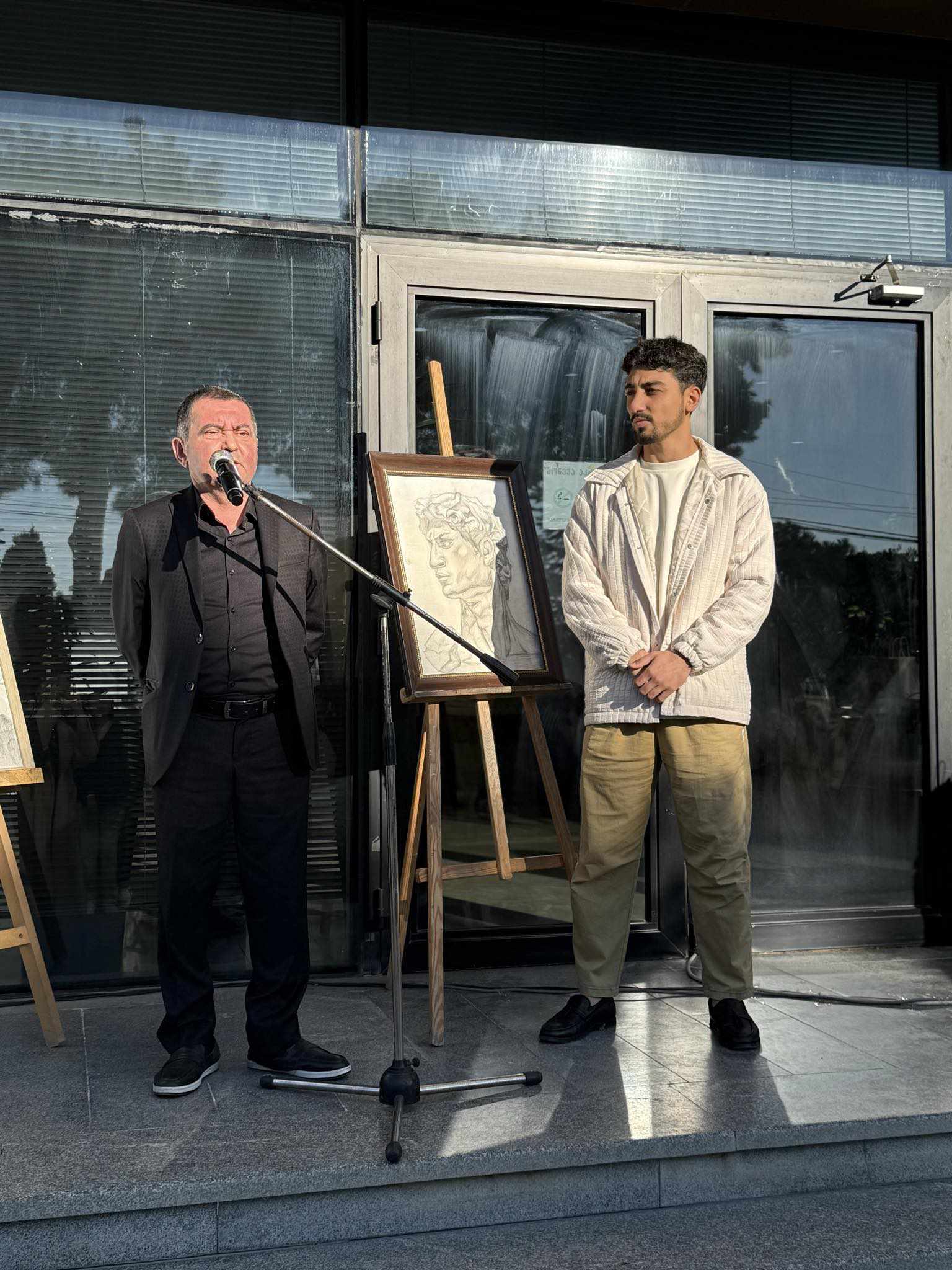 An art exhibition titled "Harmony of Black and White" was held at the Tea House