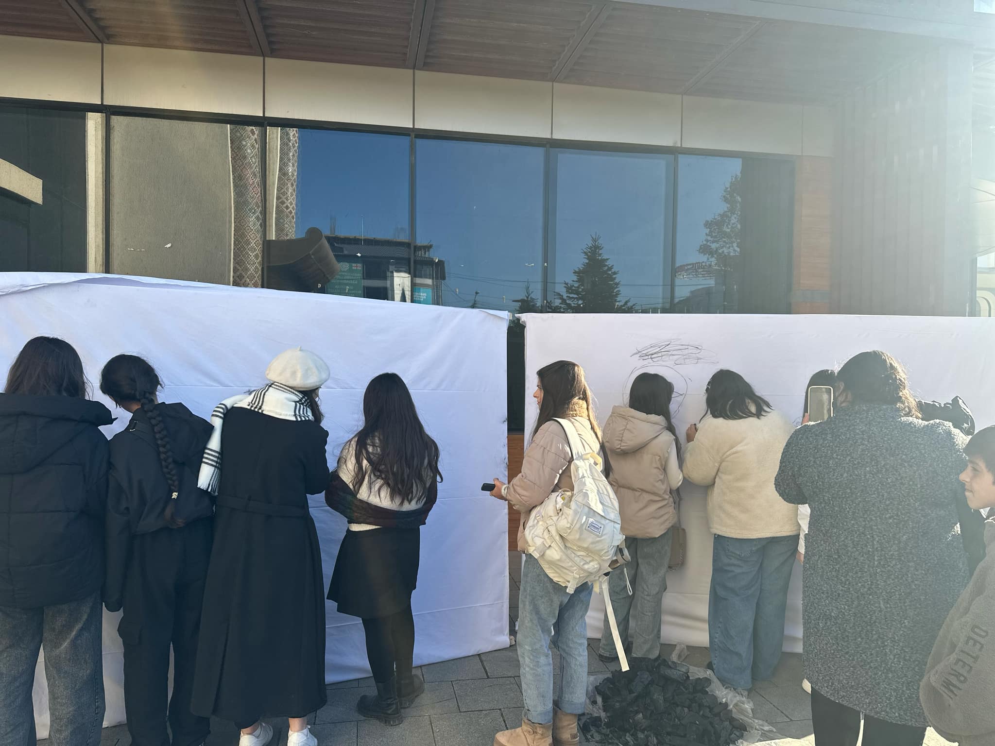 An art exhibition titled "Harmony of Black and White" was held at the Tea House