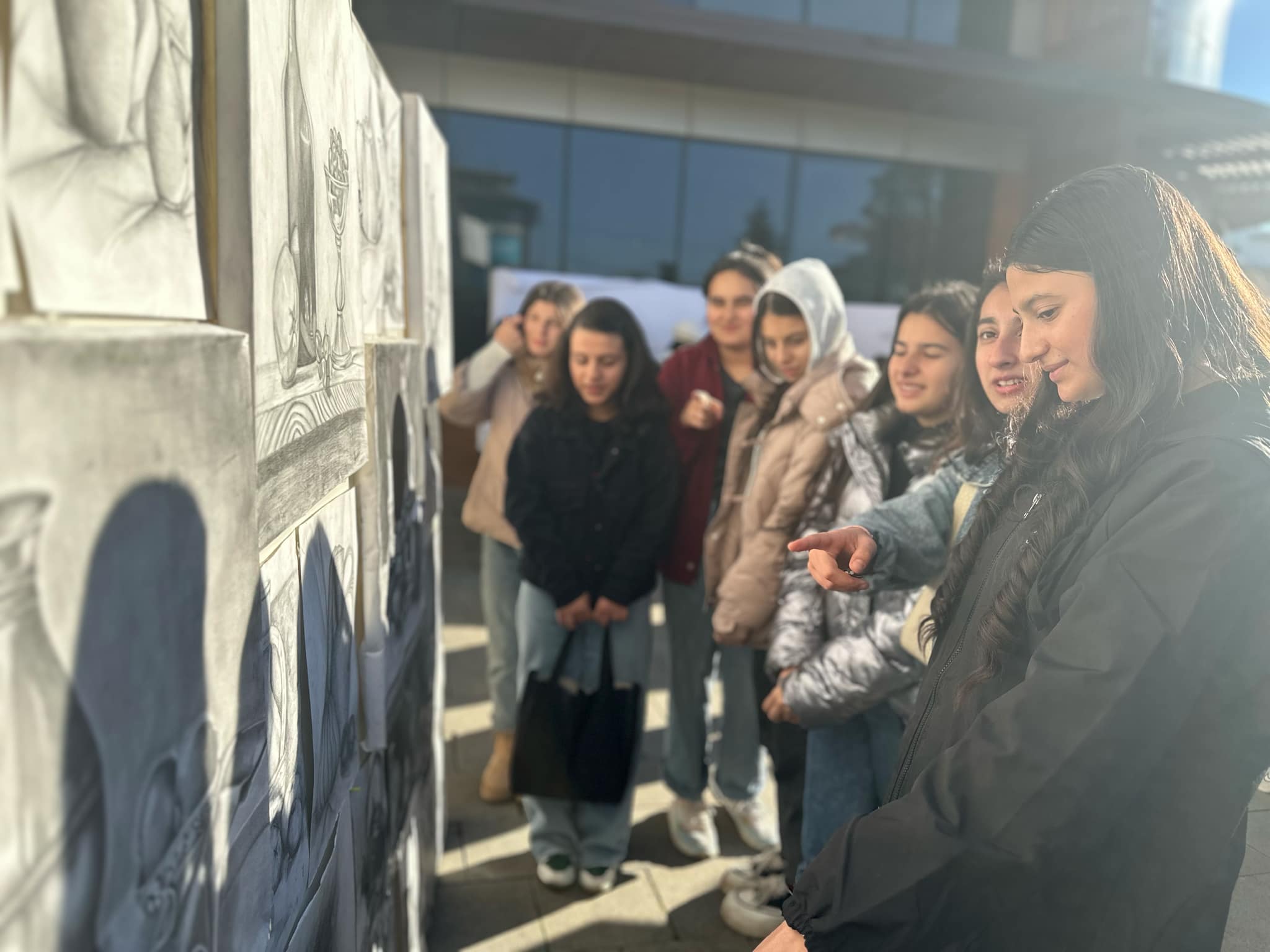 An art exhibition titled "Harmony of Black and White" was held at the Tea House