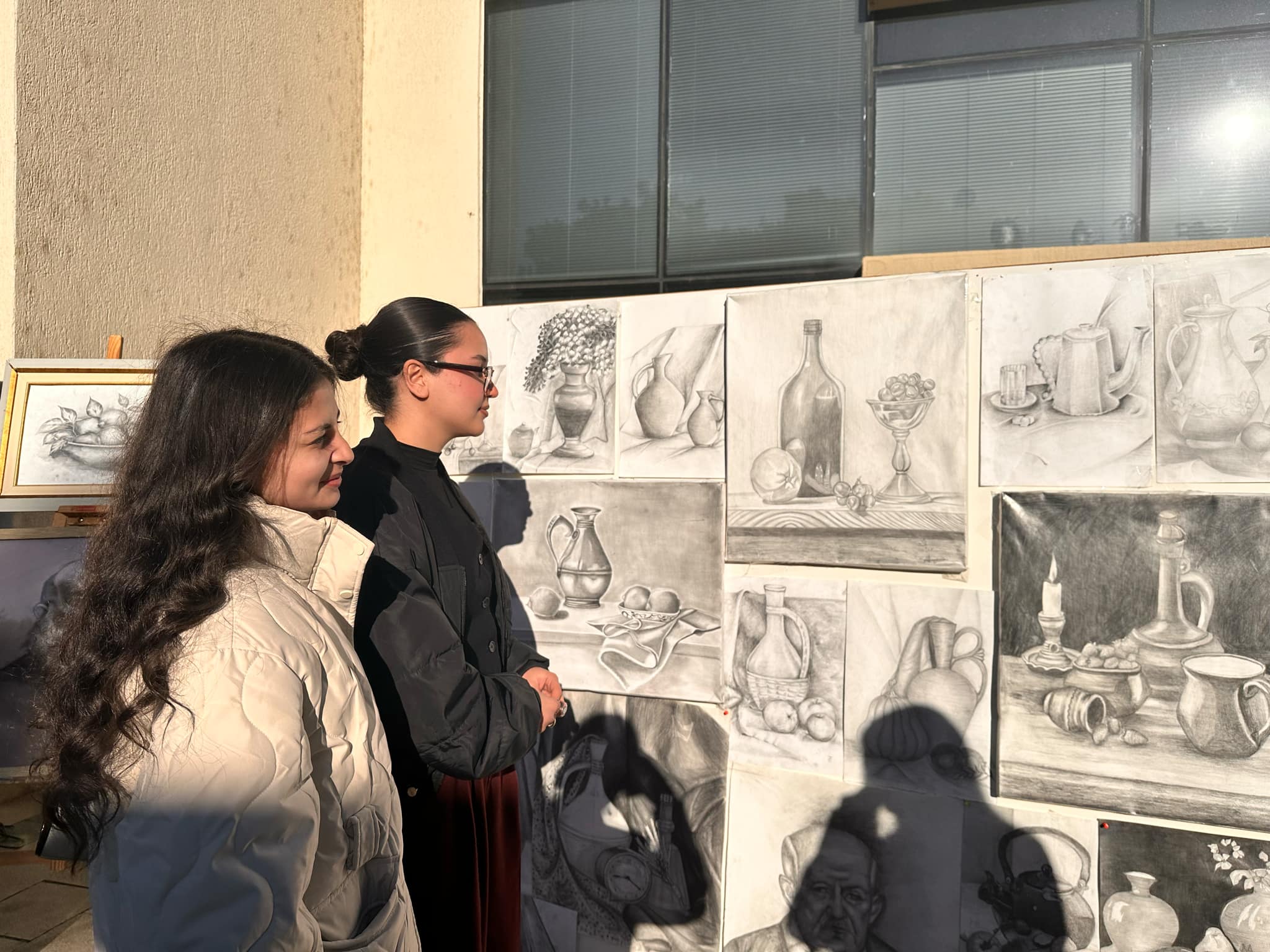 An art exhibition titled "Harmony of Black and White" was held at the Tea House
